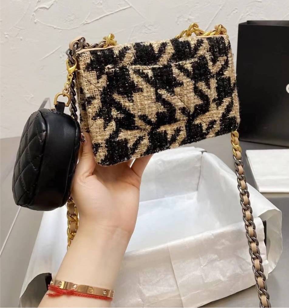 Chanel อเนกประสงค์ รุ่น Limited edition ลายวินเทจ พร้อมใบเล็ก หนังแท้ น้ำหนักเบา มีช่องใส่ของจุกจิก เปิดปิดด้วยฝาปิดกระดุม มีช่องใส่บัตร ช่องซิป ใส่กระเป๋าสตางค์ใบยาว ได้ค่ะ ตัวจริงสวยมากๆถูกใจรีบจองนะคะ ใส่มือถือได้ทุกรุ่น สายสะพายยาวคู่ สะพายได้สองแบบ ป