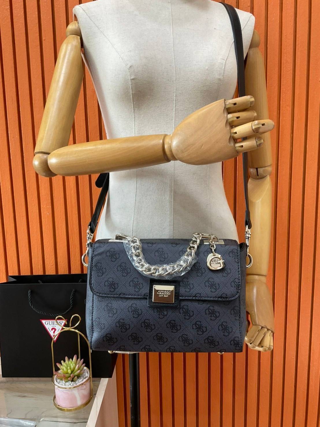 ราคาปังปิ๊นาศ (!!) มากแม่ 💕 GUESS Candace Top Handle Flap Bag กระเป๋าสะพาย Crossbody / คล้องแขน ถือออกงานได้ ทรงน่ารัก จากแบรนด์ GUESS สวยอยู่ทรง ขนาดกำลังดี น้ำหนักเบา ด้านหน้ามีโลโก้แบรนด์อะไหล่ทอง มีอะไหล่โซ่ห้อยด้านหน้าสามารถคล้องแขนและถือได้ 