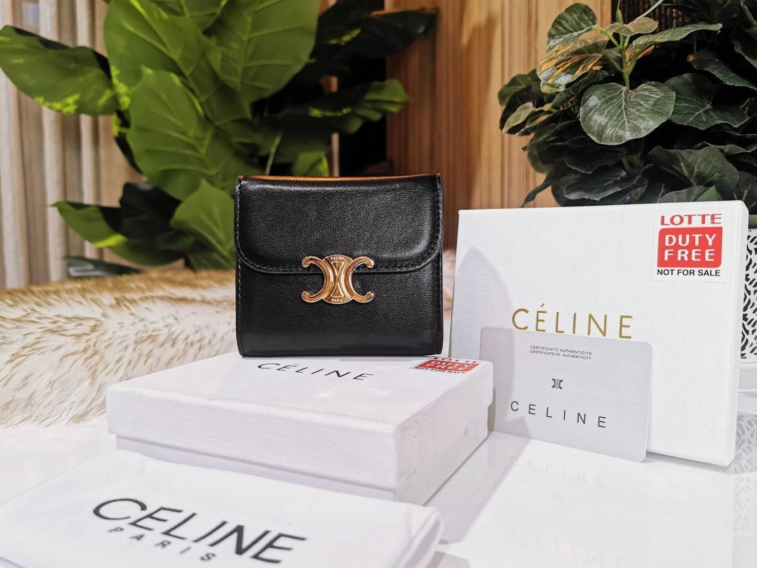 พรีเมี่ยมกิ๊ฟแท้ 100% 】CELINE SHORT WALLET VIP GIFT WITH PURCHASE (GWP) พรีเมี่ยมกิ๊ฟ Limited จาก CELINE HAUTE PARFUME DUTYFREE COUNTER หนังเรียบสวยอยู่ทรงมีโลโก้ด้านหน้าเปิดปิดด้วยฝาพับกระดุม