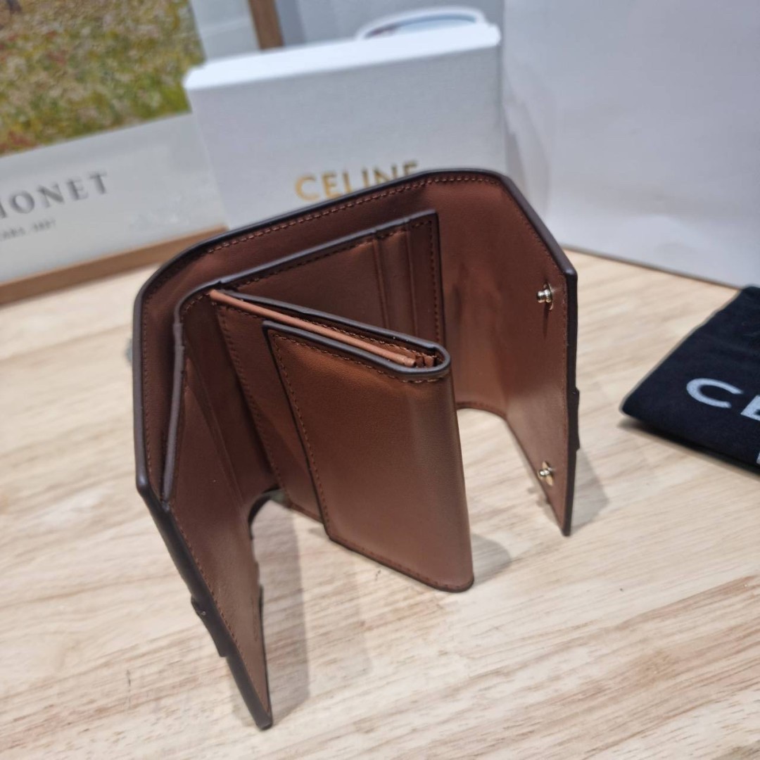 Celine small trifold wallet กระเป๋าสตางค์ดีไซน์สุดคลาสสิค วินเทจ เรียบง่ายแต่หรูหรา และยังมาพร้อมกับสายโซ่ สำหรับคล้องสะพายข้าง สะพายไหล่ได้ เริ่ดเว่อร์!