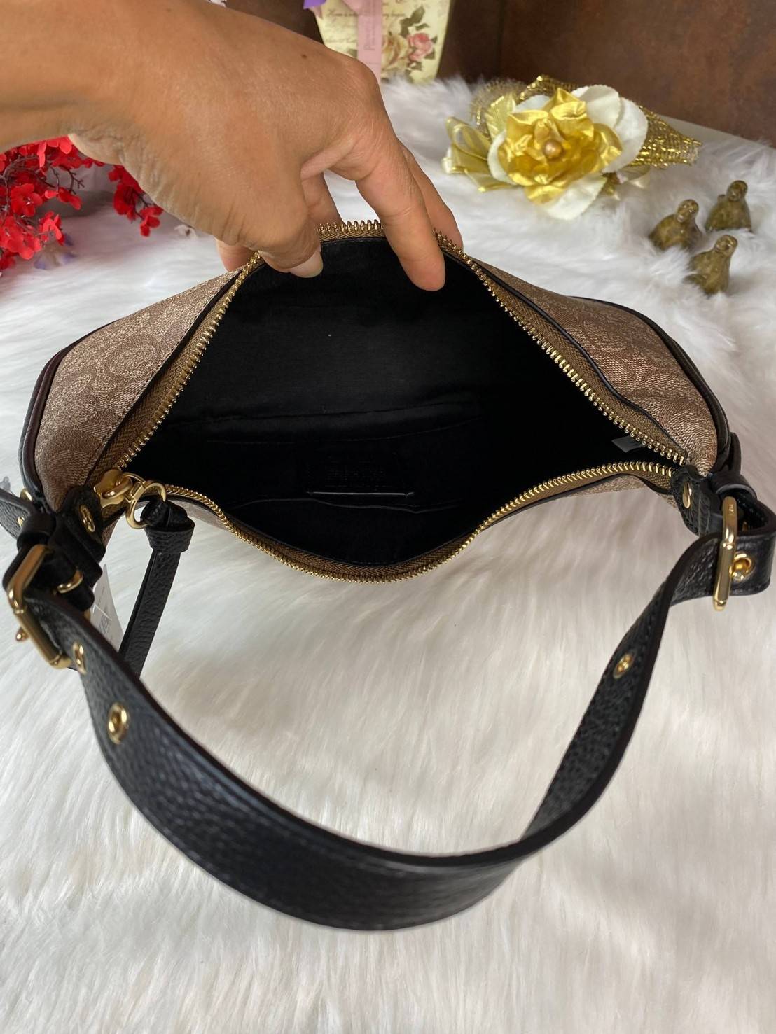 Coach Bailey Hobo With Whipstich Shoulder Bag (coachc1322) กระเป๋าcoach ทรงโค้งใช้แบบหิ้วหรือคล้องไหล่ก็ดูดี ใช้วัสดุหนังแท้ชั้นดี หนังสวยมากๆค่ะ ด้านหน้าใช้อะไหล่แบรนด์ตัวใหญ่ หรู ดูสะดุดตามีเดียว จุดเด่นตรงสายคือร้อยหนังเป็นสีเข้ากับตัวกระเป๋าได้สวยงาม 