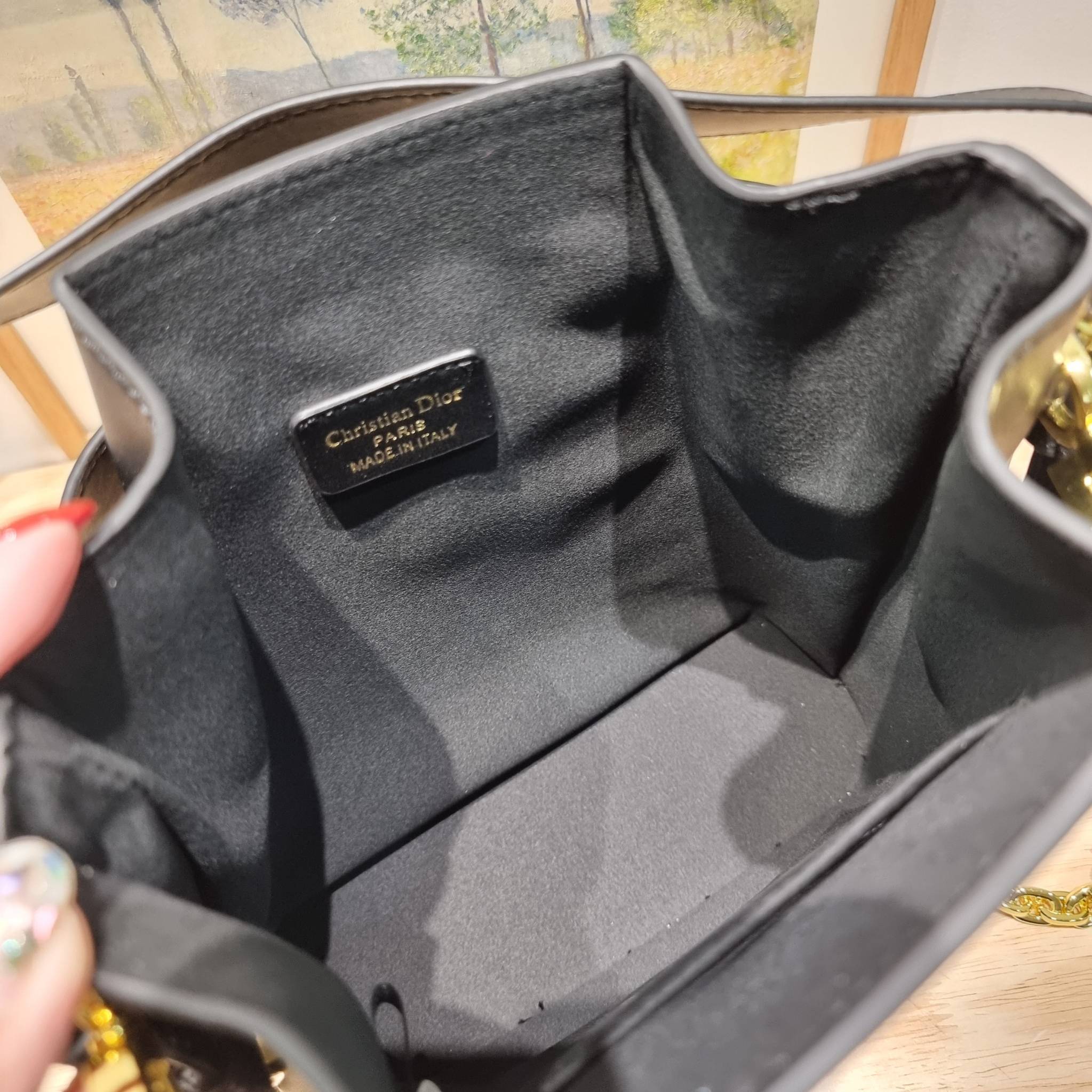 CD MEDIUM C'EST BAG 25cm / Dior bucket bag พร้อมส่ง กระเป๋าสะพายสุดคลาสสิค ดีไซน์หรู มีดีเทลสวยไม่ซ้ำใคร อะไหล่ออกแบบมาเป็นตัวซีดี