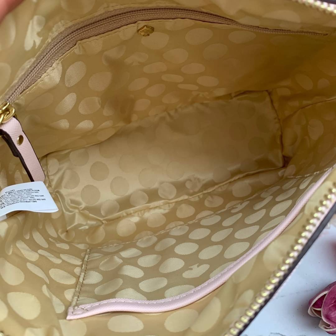 ของแท้ 💯% Kate Spade New York Cross Body Bag กระเป๋าถือหรือสะพาย หนัง Saffiano ภายในมีช่องซิปและช่องเล็ก มีหมุดรองฐานกันรอย 4 มุม อะไหล่ทองทั้งใบ ขนาดกำลังดี ใส่กระเป๋าสตางค์ยาวได้ค่ะ