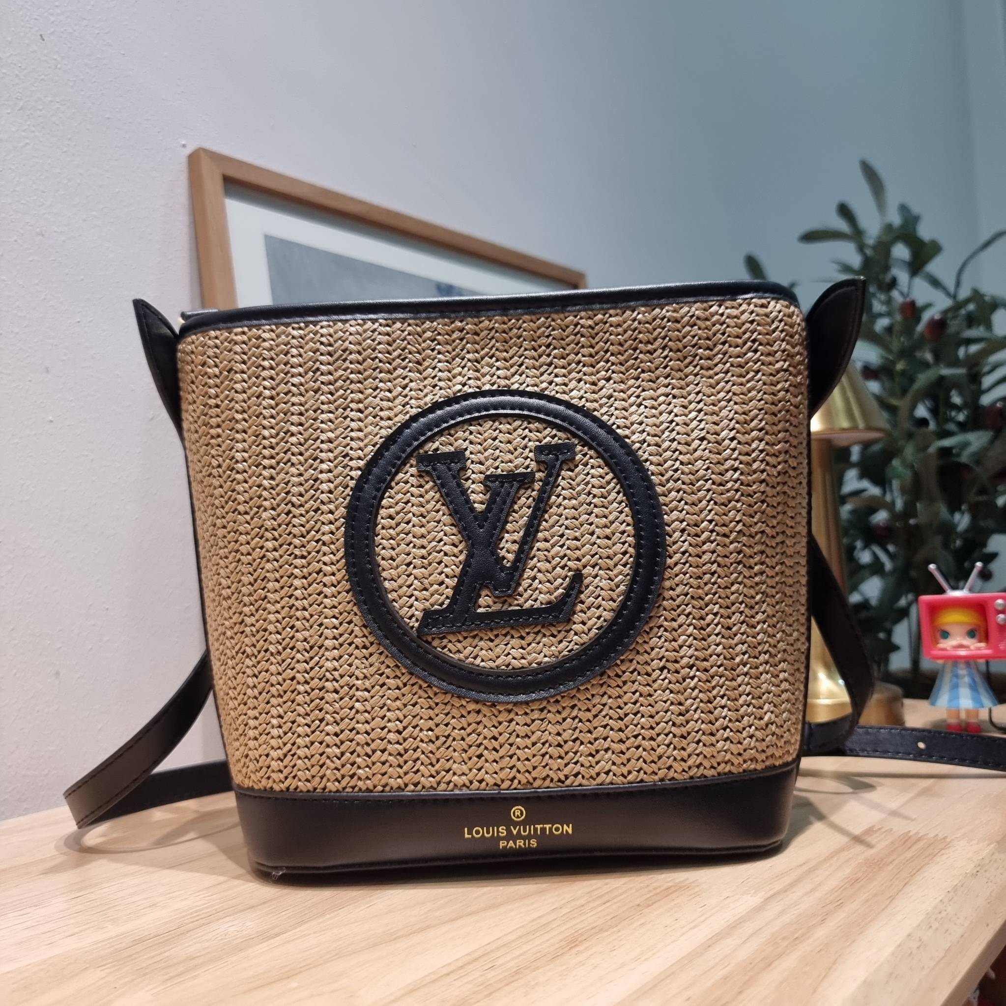 LV PETIT BUCKET BAG ไอเท็มเอ็กซ์คลูซีพจัดมาให้สาวๆโดยเฉพาะ!! กับกระเป๋าสะพายรุ่นลิมิเต็ดหายาก รูปทรงสวยงามสานเต็มใบ และยังโดดเด่นด้วยโลโก้