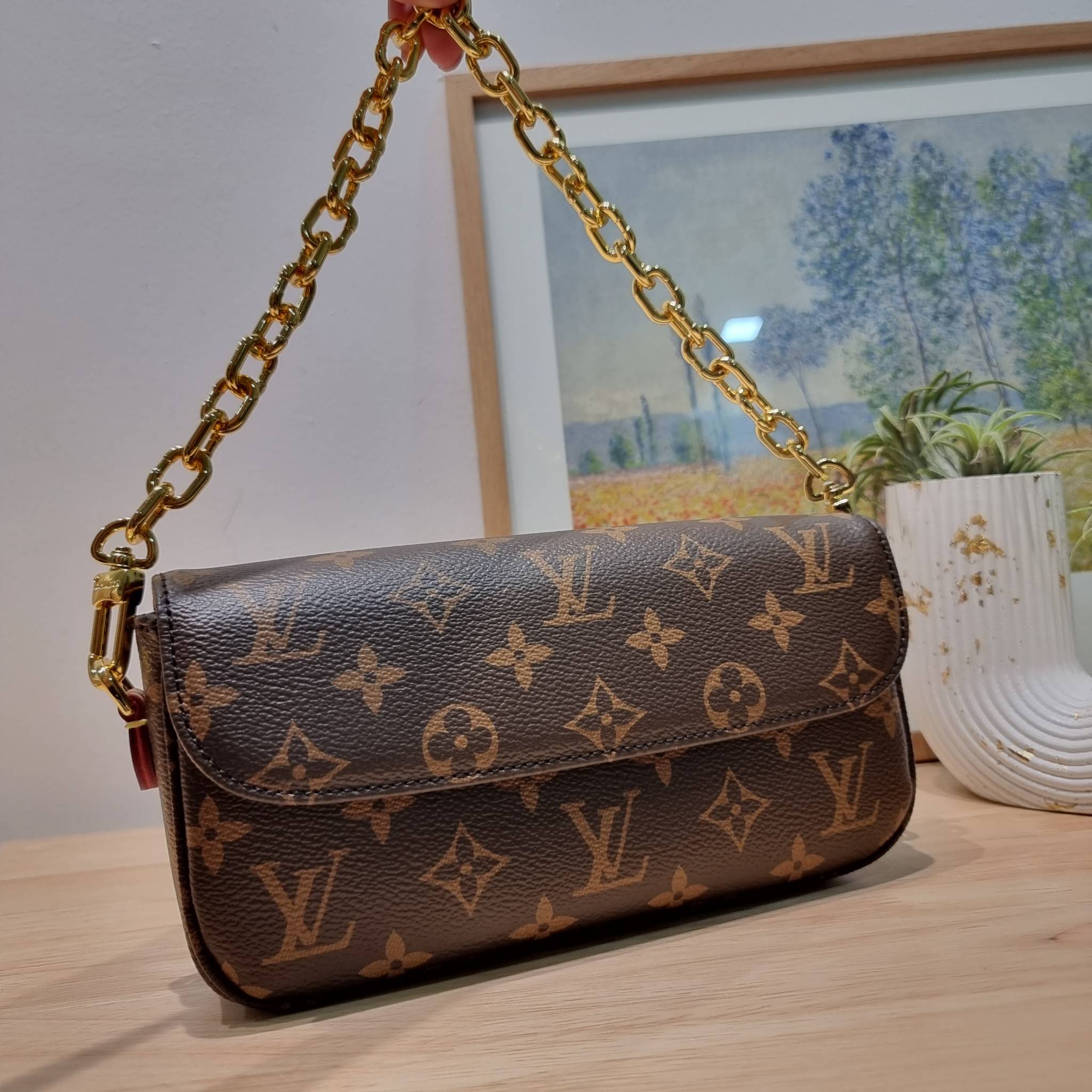 LV IVY WALLET ON CHAIN กระเป๋าสะพายกึ่งกระเป๋าสตางค์ รุ่นยอดนิยม สุดคุ้มด้วยลูกเล่นที่หลากหลาย สายสะพาย 2 เส้น สะพายไหล่และสะพายข้าง