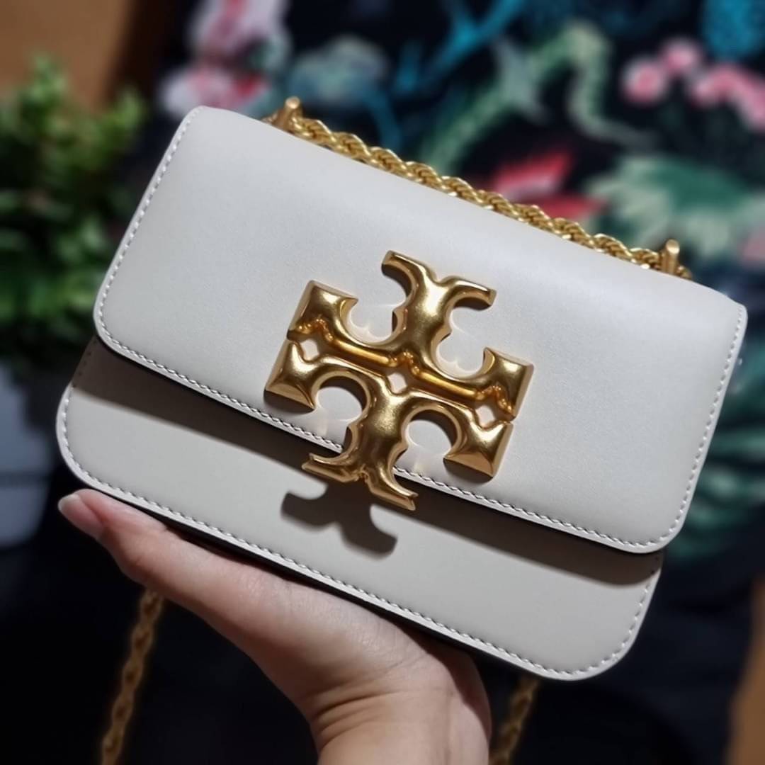 TORY BURCH ELEANOR SMALL CONVERTIBLE SHOULDER BAG ฮอตไอเท็ม รุ่นนี้ขายดีขายหมด สวยหรู คุณหนู ผู้ดี!! หายากมากแล้วน้า กระเป๋าสะพายข้าง ดีไซน์อยู่ทรง ขนาดกำลังสะดวกใช้สำหรับสาว วัสดุหนังแท้เต็มใบ สีทูโทน เปิด-ปิดด้วยแถบแม่เหล็ก ภายในแบ่งสัดส่วนได้เป็นอย่างด