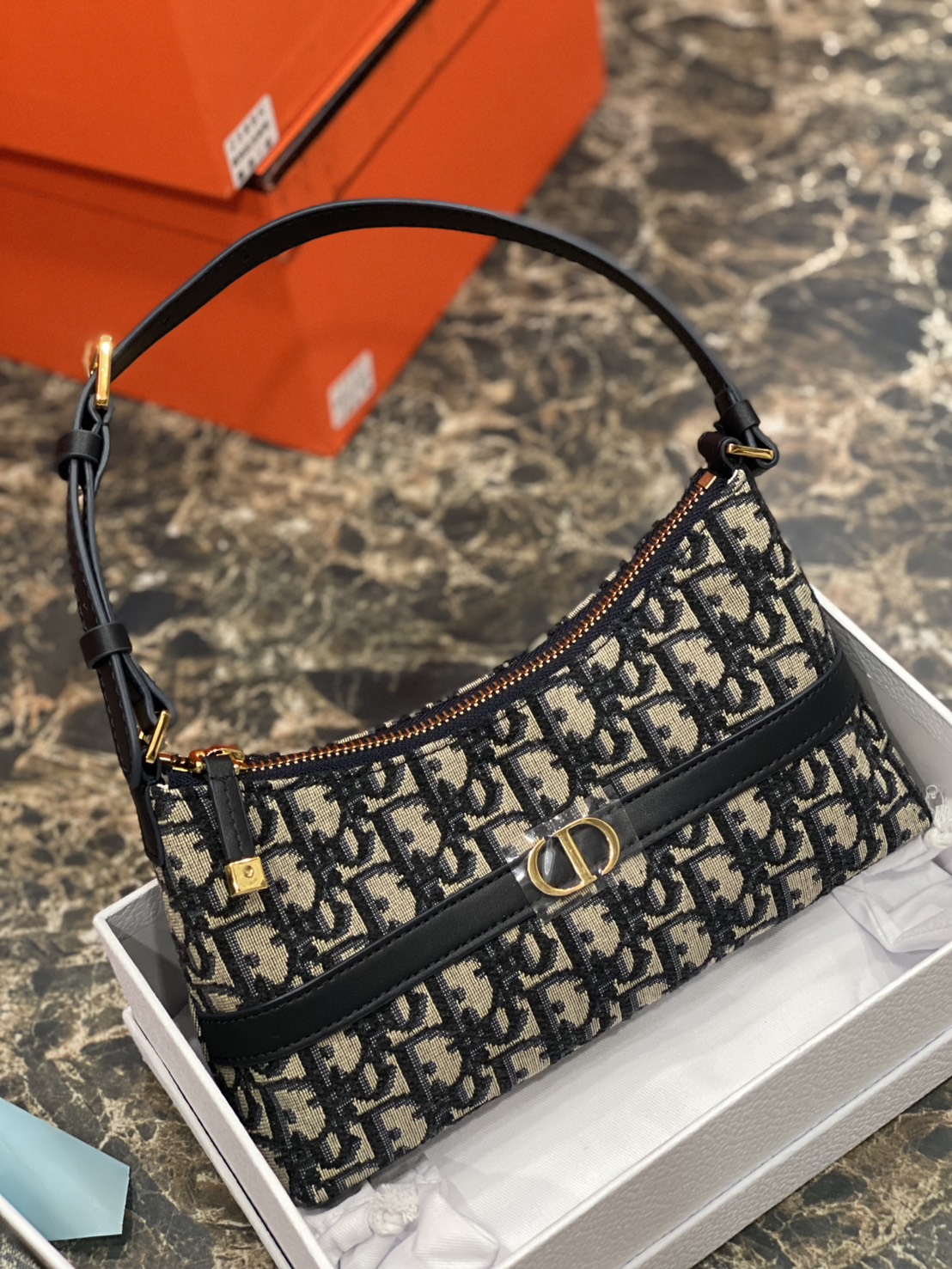 ORI หนังแท้ | DIOR Mini 30 Montaigne Cigale bag / DIOR Mini Miss Caro Cigale bag กระเป๋าสะพายไหล่ทรงโฮโบ ขนาดมินิเสริมไลน์ 30 Montaigne ด้วยรูปทรงทันสมัยและประณีตบรรจง