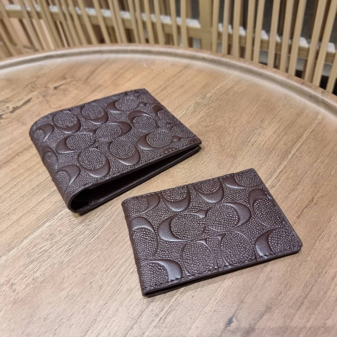 COACH 75371 COMPACT ID WALLET IN SIGNATURE CROSSGRAIN LEATHER กระเป๋าสตางค์ผู้ชาย ลาย c นูนเต็มใบ หนัง crossgrain อีกรุ่นที่ยอดขายไม่เคยตก 🤑🤑 ใบจริงดูผู้ดี ดูแพง!! ภายในมีช่องใส่บัตรได้เยอะ ใส่ธนบัตรได้ทุกใบ ซื้อให้คุณหนุ่มๆรับรองประทับใจไ
