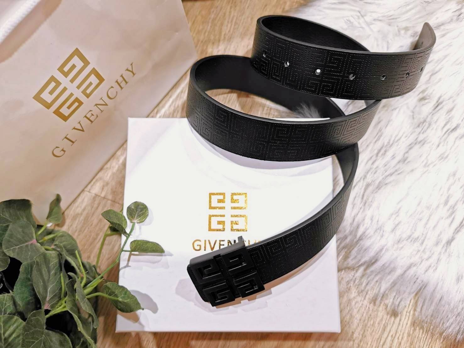 Givenchy Logo Leather Belt VIP Gift With Purchase (GWP) พรีเมี่ยมกิ๊ฟ Limited Edition จาก GIVENCHY PARFUME DUTYFREE วัสดุ Calfskin สีดำปั๊มลายแบรนด์สวยหรูดูดี หัวเข็มขัดโลโก้แบรนด์ 3D สายปรับระดับได้ ดีไซน์คลาสสิคเข้ากับทุกลุ๊คไม่มีเอ้าท์ ใช้ได้ทั้งชายและ