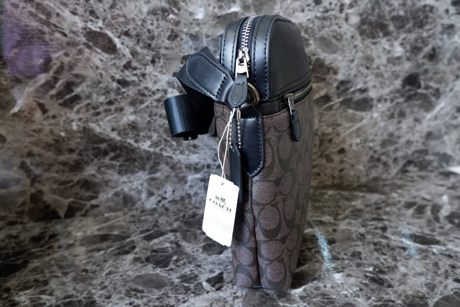 COACH Men Houston Signature Messenger Bag กระเป๋าสะพายข้าง crossbody หนังลาย signature brand เปิดปิดด้วยซิป ภายในโล่งใส่ wallet ยาว, mini iPad และของใช้ได้ มีช่องเล็ก และช่องซิป สายสะพายปรับได้ค่ะ