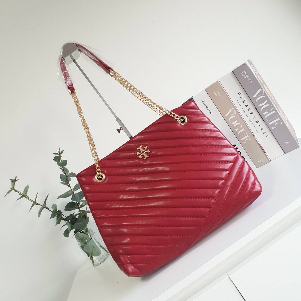 Tory Burch Kira chevron tote bag กระเป๋าทรง Tote สุดหรู ใบใหญ่ จุของได้เพียบ! วัสดุหนังแท้(Geniune Leather) หนังนิ่ม นุ่มมือมากกก มาพร้อมสายสะพายไหล่ต่อโซ่สลับหนัง อะไหล่ทองทั้งใบ ด้านข้างมีกระเป๋าเพิ่มทรงได้ ด้านในเปิดปิดด้วยกระดุมแม่เหล็ก มีช่องแบ่งใส่ข