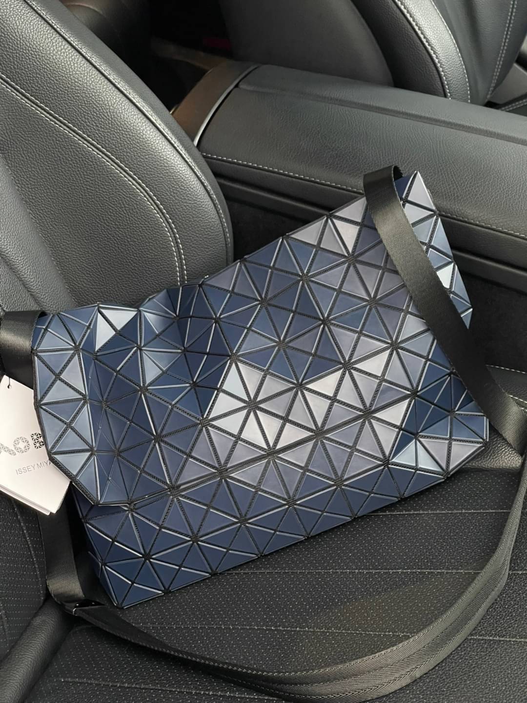Baobao Issey Miyake Prism Sac ชาวมินิมอลทั้งชายและหญิงต้องถูกใจรุ่นนี้ เพราะ Prism Sac เป็นกระเป๋าแบบ unisex ที่มาพร้อมกับความเรียบง่ายของวัสดุเนื้อแมตต์ แต่ให้ลุคสไตล์เท่แบบคูลๆ โดดเด่นด้วยดีไซน์ที่ออกแบบมาให้ใช้งานที่ง่าย ตอบโจทย์ทุกสถานการณ์ฝาพับแบบเปิ