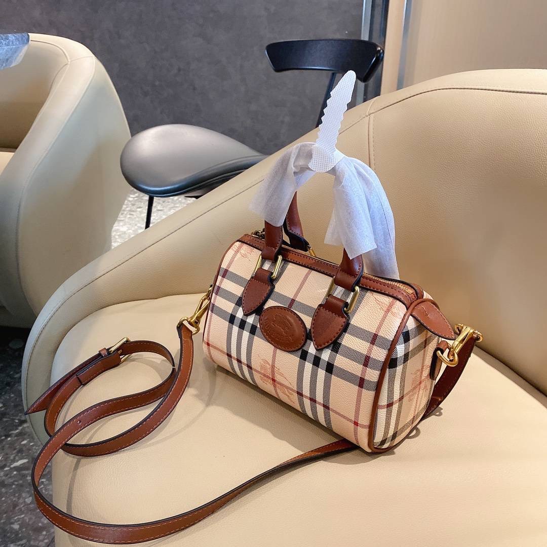 BURBERRY MINI PILLOW VINTAGE BAG Limited Edition วัสดุหนังPVC หนังนิ่ม เปิดปิดด้วยซิปยาวที่จับหนัง ภายในมีช่องใส่ของโล่งกว้าง พร้อมช่องเล็กอีกหนึ่งช่อง สามารถใส่มือถือ กระเป๋าสตางค์สั้น ของจุกจิกได้ มาพร้อมสายสะพายยาวหนังแท้ อะไหล่แบรนด์สีทองวินเทจ Rare i