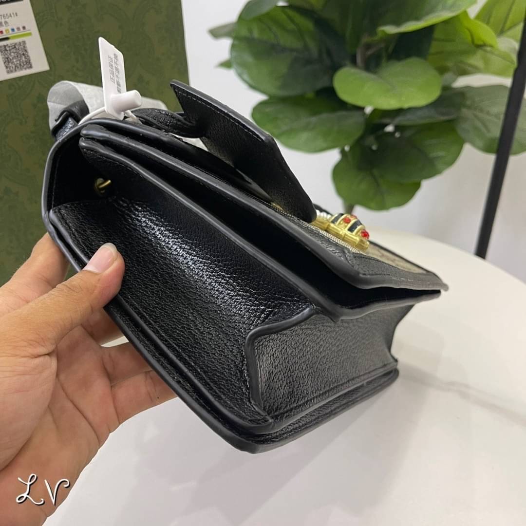 Gucci Queen Margaret GG small top handle bag กระเป๋าสะพายน้องผึ้งวินเทจใช้เป็น Everyday Bag สามารถใช้งานได้บ่อย และสามารถสะพายไปทำกิจกรรมต่าง ๆ ได้ทุกวันตัวกระเป๋าอยู่ทรงสวย จุดเด่นมีผีเสื้อแสนสวย อีกหนึ่งไอเท็มที่สาวๆต้องมีน้า พร้อมส่งที่ไทย ภาพถ่ายจากงา