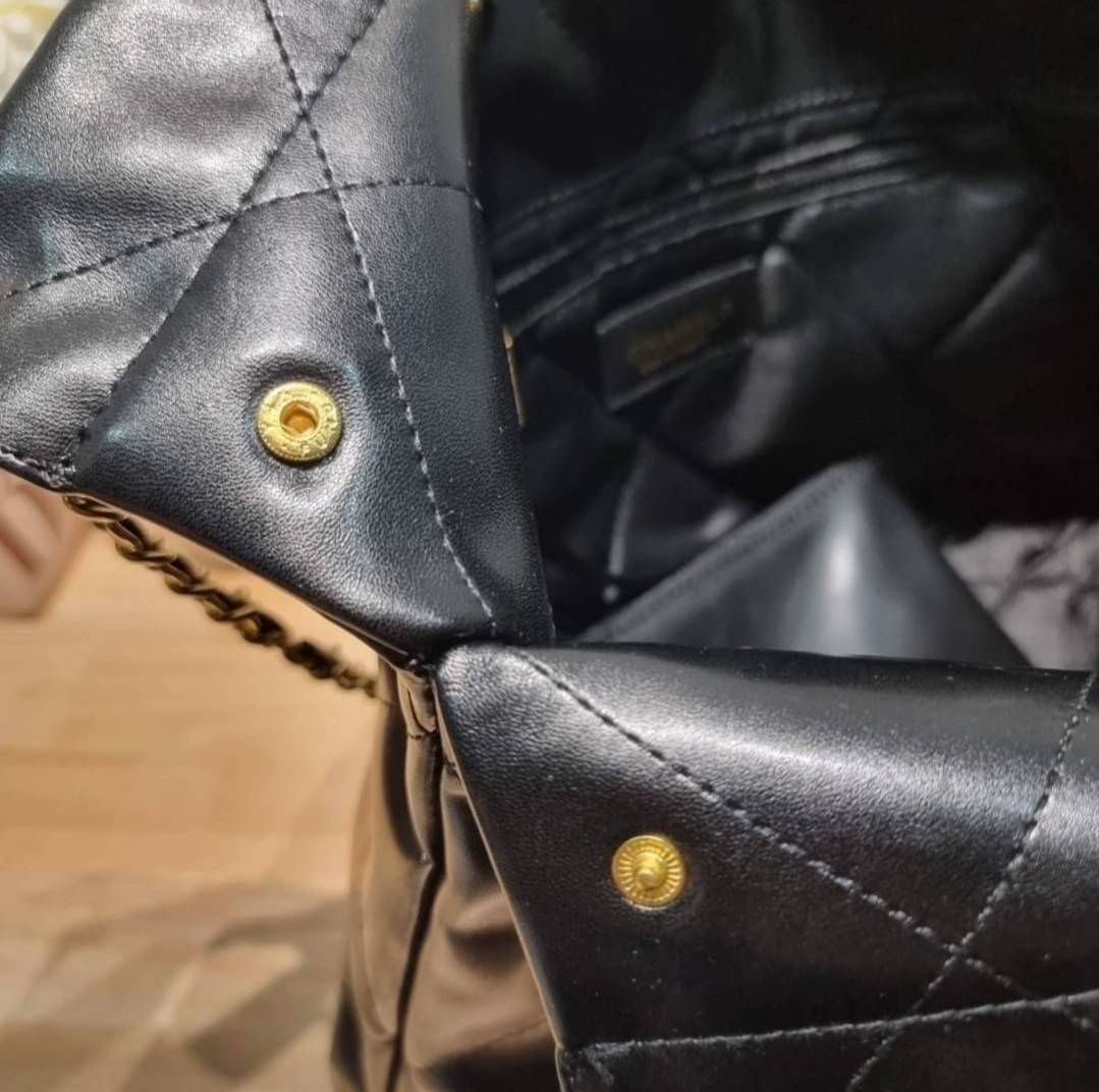 Chanel 22 bag เกินต้านที่สุดกับไอเท็มนี้ ที่สาวๆหรือใครๆก็ต้องมีแล้ว!! แค่เห็นก็หลงรัก กระเป๋าทรงสวย ดีเทลเรียบแต่มีความหรูแอบซ่อนอยู่ ด้วยดีไซน์สายสะพายโซ่สีทอง และโลโก้อันโดดเด่น ดีงามน่าหลงใหลมาก