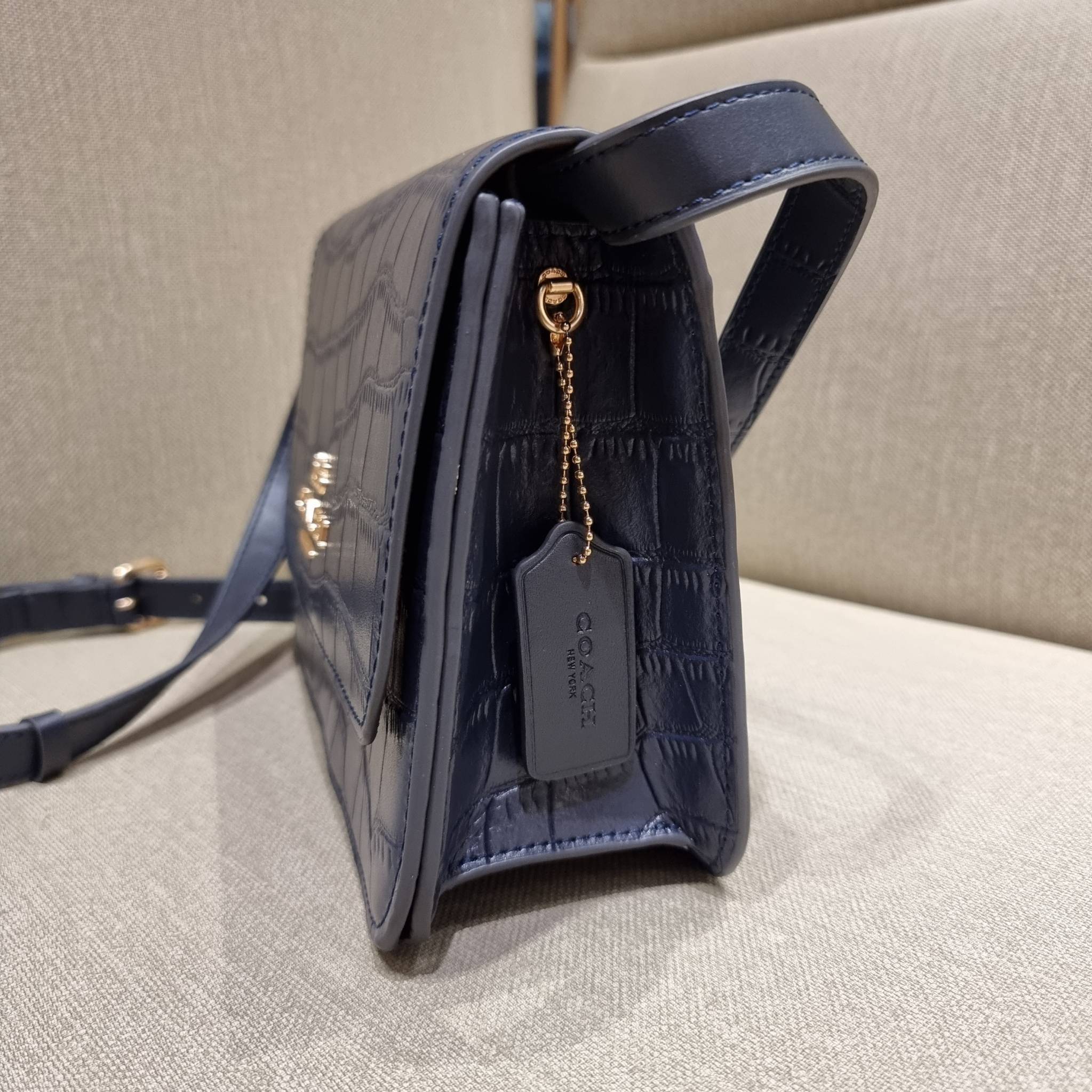 COACH C5631 BRYNN FLAP CROSSBODY แซ่บที่สุด ใหม่ที่สุด!! คอลเลคชั่นใหม่!! มองยังไงก็หลงรักละสายตาไม่ไหว กระเป๋าสะพายข้างลุคไฮน์ ที่ดีไซน์ออกมาได้ปัง และดูแพงมากๆ ด้วยดีเทลคลาสสิค รูปทรงใช้งานง่าย เรียบๆแต่มีดีเทล วัสดุหนังลายจระเข้ สวยม้าก!!! เปิด-ปิดด้วย