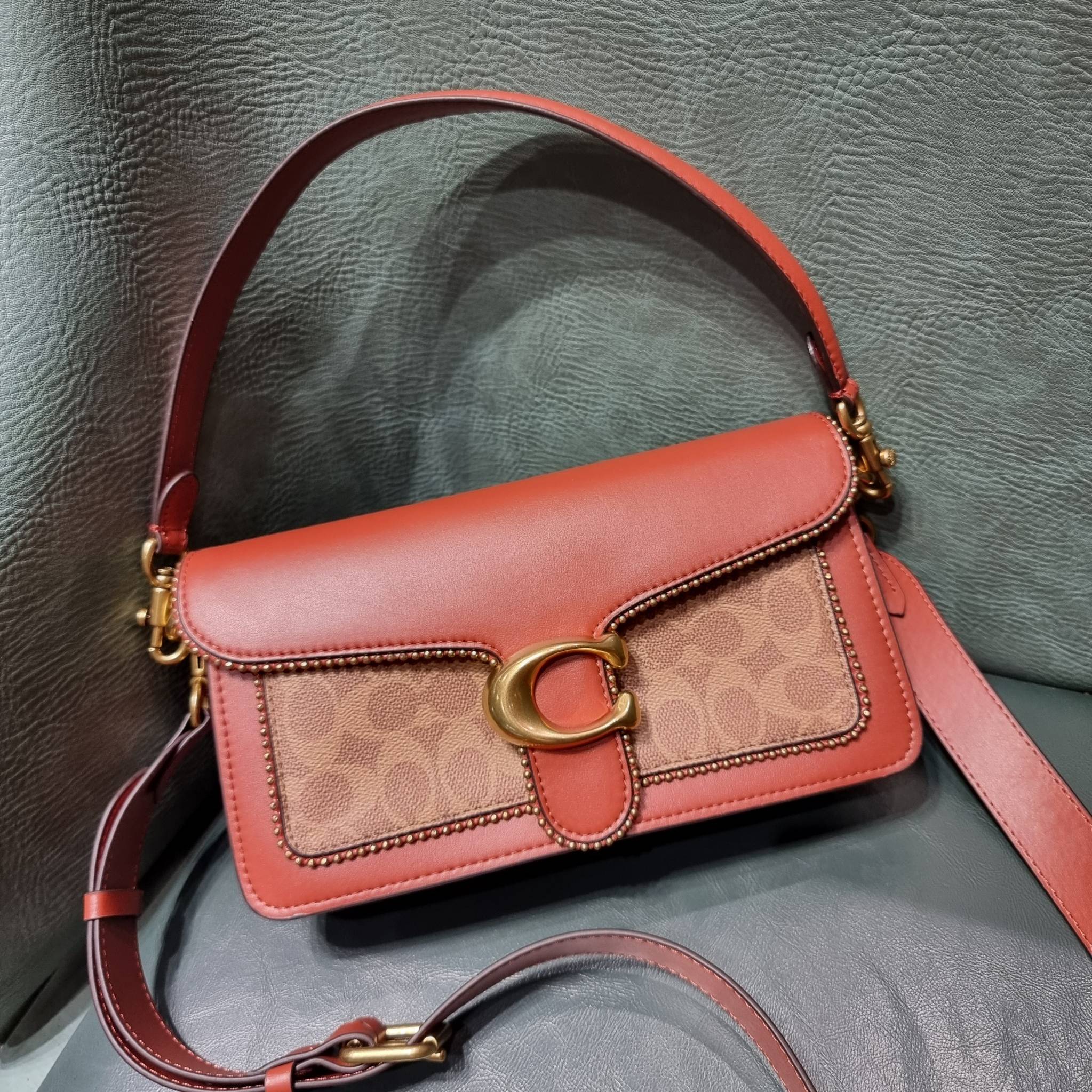 COACH TABBY SHOULDER BAG 26 IN SIGNATURE CANVAS WITH BEADCHAIN (6793,91215) กระเป๋าสะพายไหล่ ดีไซน์วินเทจย้อนยุค สวยคมชัด คลาสสิคใช้ได้ทุกลุค วัสดุหนังแท้สลับหนังแคนวาสเคลือบลาย เปิด-ปิดด้วยแม่เหล็กในตัว รับรองแน่นหนา ด้านหลังมีช่องแยก ภายในเป็นช่องโล่ง ข