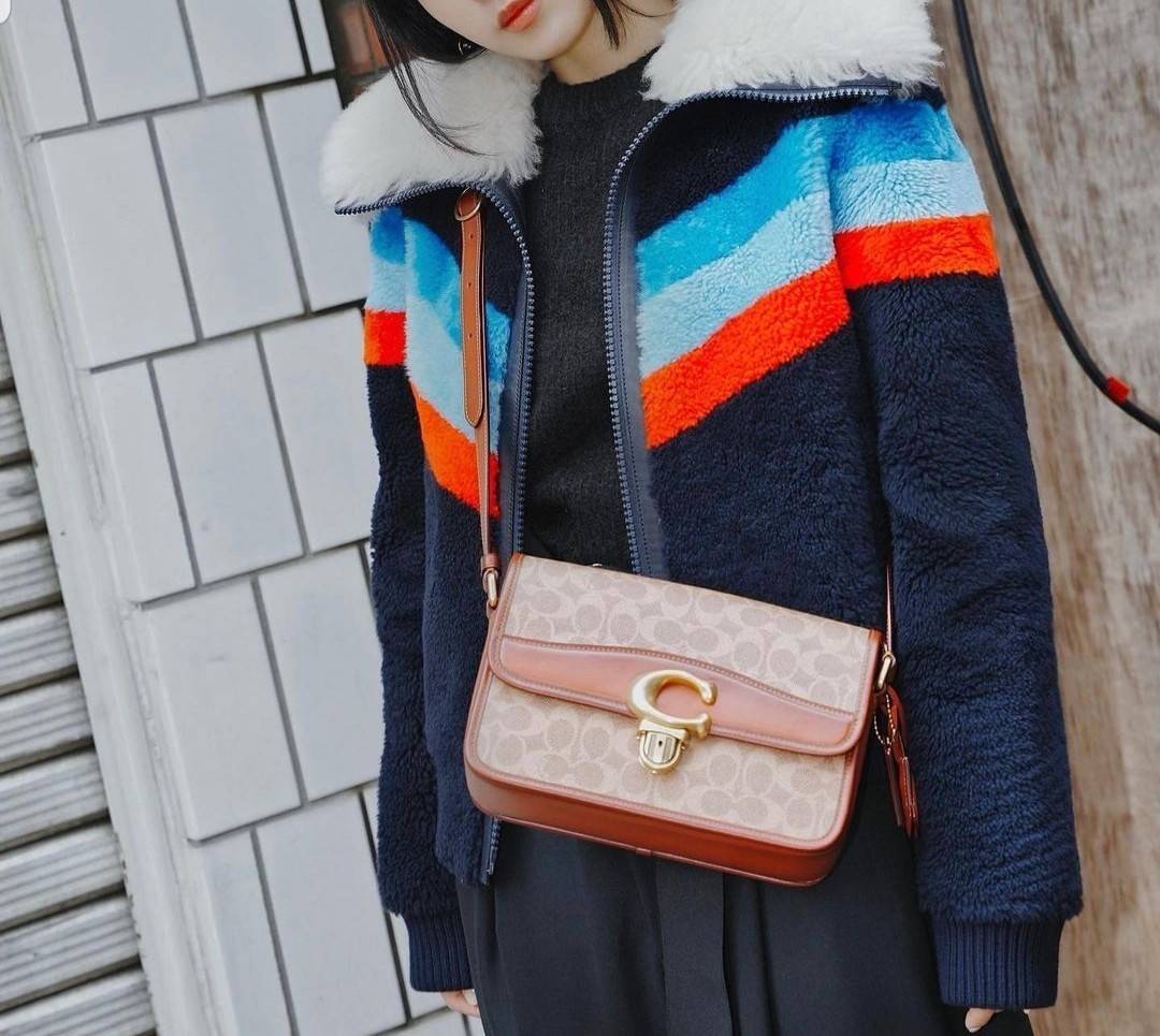 OUTLET 】COACH STUDIO SHOULDER BAG IN SIGNATURE CANVAS (COACH C6639) โอ้โห!! ตลึงเลย สวยฟาดมากๆเทอ!! 🌺ห้ามพลาดนะยูวว🤩รุ่นคลาสสิค เรียบหรู ดูแพงสุดๆ //พร้อมส่งก่อนใคร ยังไม่มีในช็อปไทยนะยูวว😘//กระเป๋าสะพาย คลอสบอดี ดีไซน์เฉียบ สายปรั