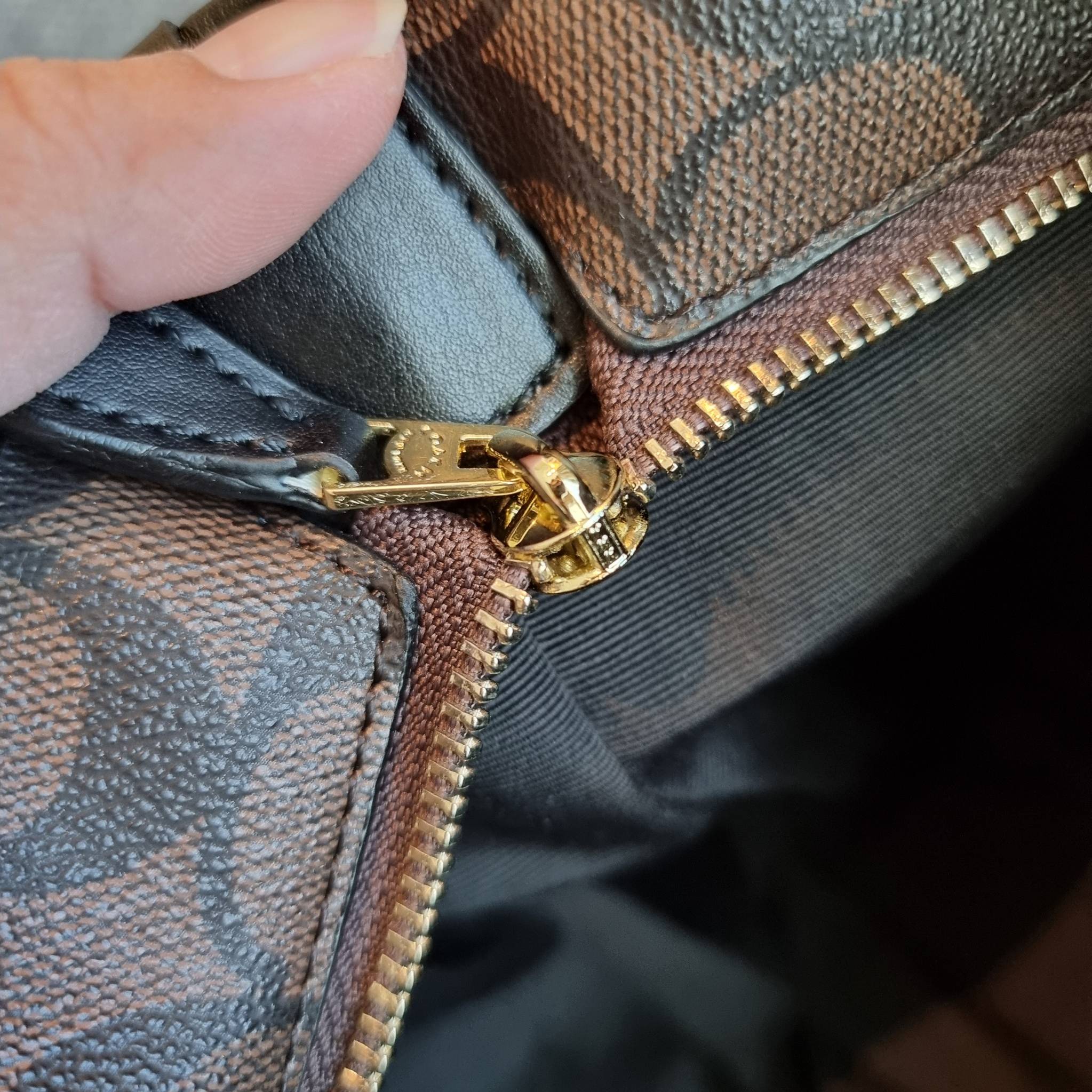 OUTLET 】COACH F58292 CITY ZIP TOTE IN SIGNATURE 16" รุ่นขายดี!! ไซส์ใหญ่ สีสวยมาให้แบบจัดเต็ม!! กระเป๋าถือทรงโท้ทใบใหญ่ สวยน่าใช้ทุกสี สะพายคล้องไหล่ได้เก๋ๆ จุของแน่นๆไปเลยจ้า!! วัสดุหนังแคนวาสคุณภาพ ปากกระเป๋าเปิด-ปิดด้วยซิป กันของหล่นได้ ถือไปไหนก็