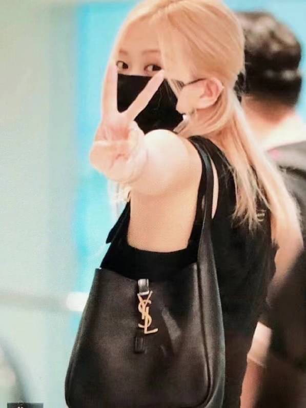 YSL Le 5 a soft hobo bag / YSL Tote 2022 มาใหม่มากก พร้อมส่งที่นี่ที่เดียวเลยค่า กระเป๋าที่สาวๆ ตามหากันหนักจริงๆ ตามรอยคุมโรเซ่ไปเลยค่าา งานเกรดออริจินอล หนังซอร์ฟสวย ภาพสินค้าถ่ายจากงานขายจริง ใช้งานต่างประเทศได้