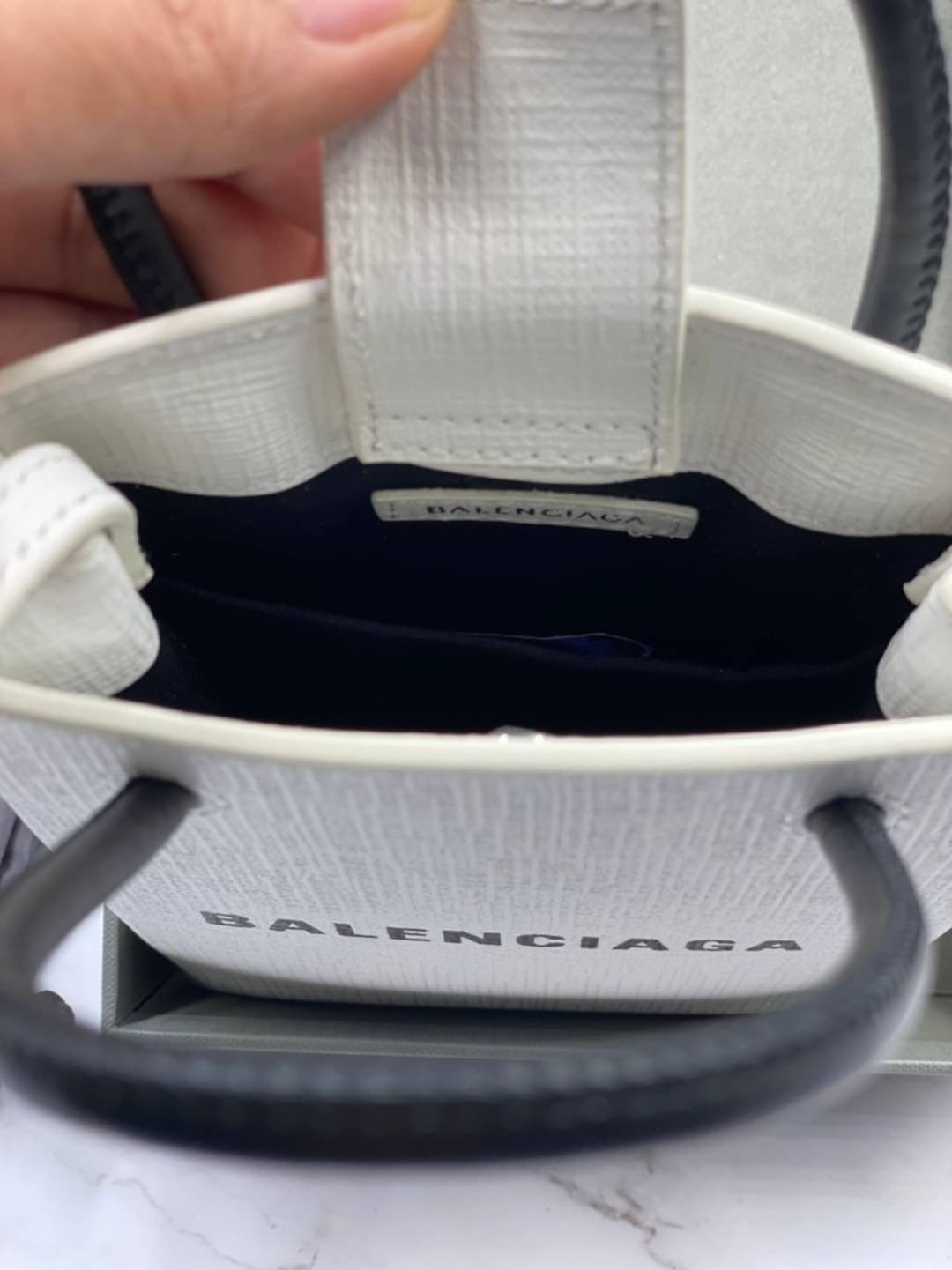 หนังแท้ BALENCIAGA Shopping Phone Pouch leather tote พกกระเป๋าช้อปปิ้งขนาดมินิ ไปทุกที่ในฤดูกาลนี้ ดีไซน์ที่ใช้ได้ทุกวันตั้งแต่หนังแบบมีเท็กซ์เจอร์ ภาพสินค้าถ่ายจากงานขายจริง ใช้งานต่างประเทศได้