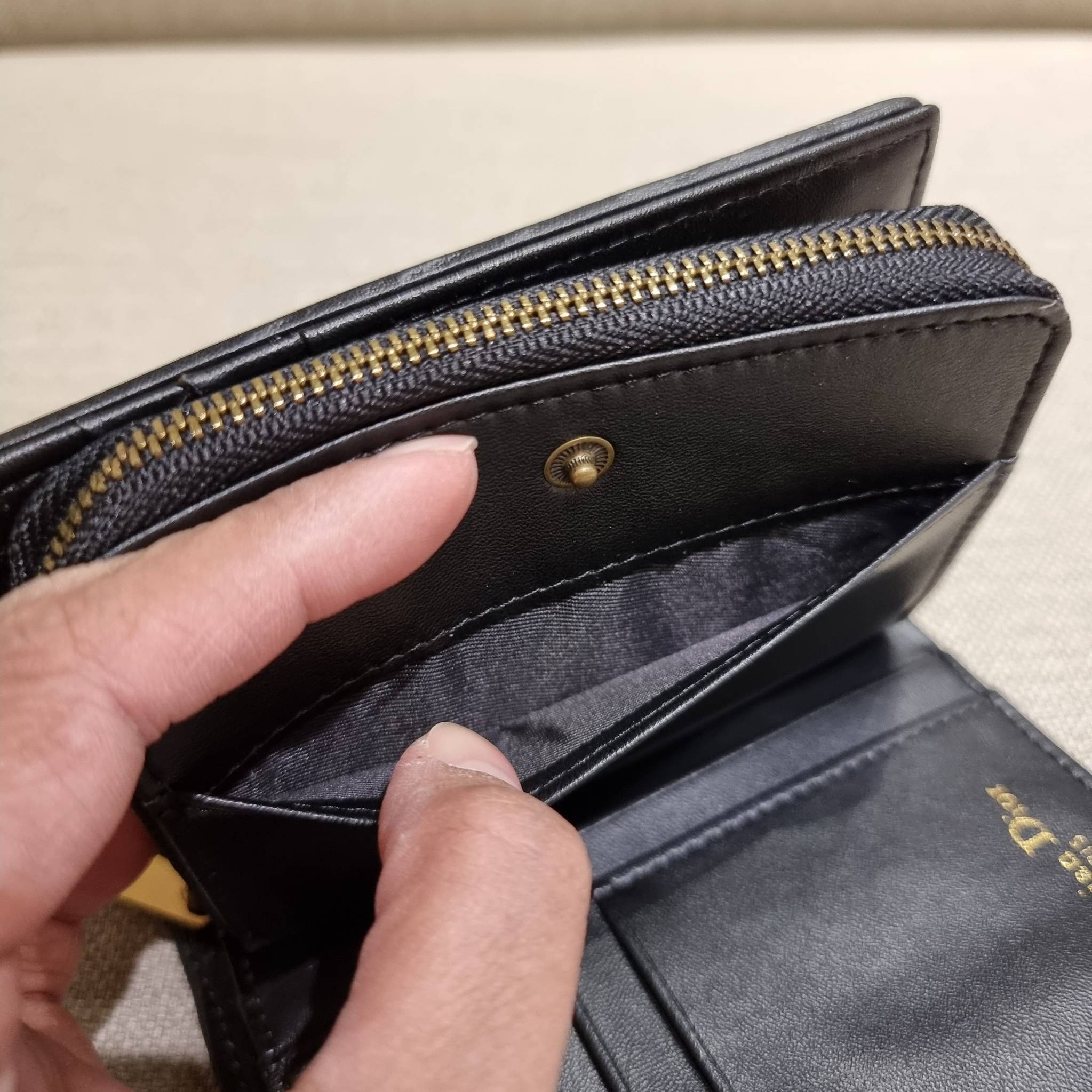 VIP 】CD MULTI WALLET WITH GWP กระเป๋าสตางค์ขนาดเหมาะมือ พรีเมี่ยมกิ๊ฟจากเคาน์เตอร์ ดีไซน์แปลกใหม่ ไม่ซ้ำใคร สลับเปิดได้ 2 ฝั่ง ตรงกลางเป็นช่องซิป วัสดุผ้าแคนวาสปักลาย สลับหนังแท้ภายใน ภายในมีช่องใส่บัตร ใส่ธนบัตรได้ สะดวกใช้มากๆ มาพร้อม box set ในราคาที่ถ