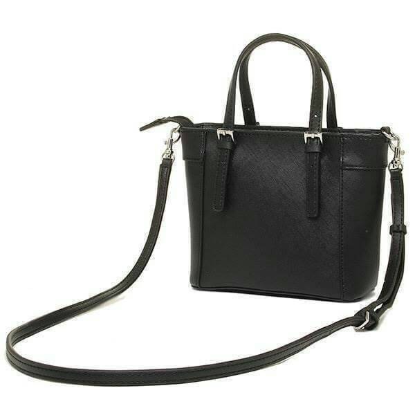 GUESS SAFFIANO MINI CROSS BODY BAG Best aellwr กระเป๋าถือหรือสะพายรุ่นยอดนิยมจาก GUESS หนัง Saffiano สวยอยู่ทรงสไตล์ PRADA ขนาดกำลังดี เบา ด้านหน้าประดับ logo brand มาพร้อมพวงกุญแจแบรนด์ห้อยที่หูกระเป๋า ถอดเเยกใช้ได้ เปิดปิดด้วยซิปสะดวกใช้ ภายในมี โลโก้ ช