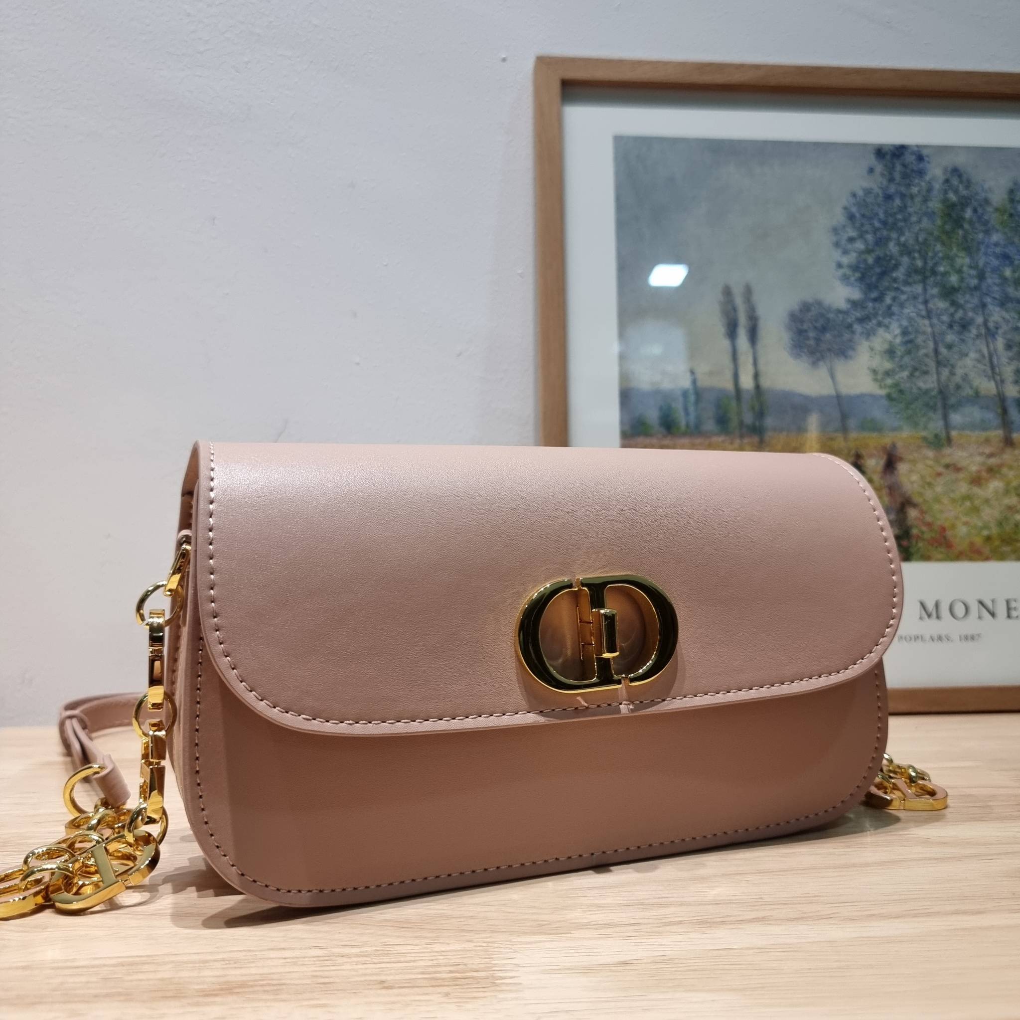 DIOR 30 MONTAIGNE AVENUE BAG สวยหรู ดีเทลแพง ต้องยกให้ไอเท็มนี้เลย กับกระเป๋าสะพายข้าง รุ่นที่ใครเห็นเป็นต้องรัก ดีไซน์เรียบง่าย แต่แฝงความผู้ดี