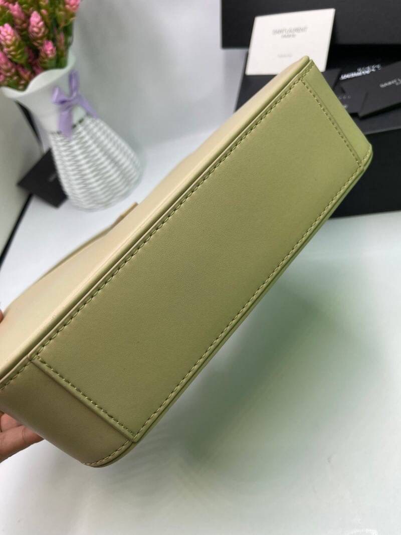 3สี VIP GIFT 】หนังแท้ Saint Laurent Le 5 à 7 Leather Hobo Bag รุ่นยอดนิยม รุ่นหายาก รุ่นที่สาวๆตามหา ใบนี้เลย!! สวยหรู กระเป๋าสะพายไหล่ ดีไซน์อยู่ทรง คลาสสิคแฝงความหรูด้วยโลโก้สีทองอร่ามโดดเด่น วัสดุหนังเรียบ สาวๆที่รออยู่ต้องรีบจัด รีบมีเป็นของตัวเองกันน