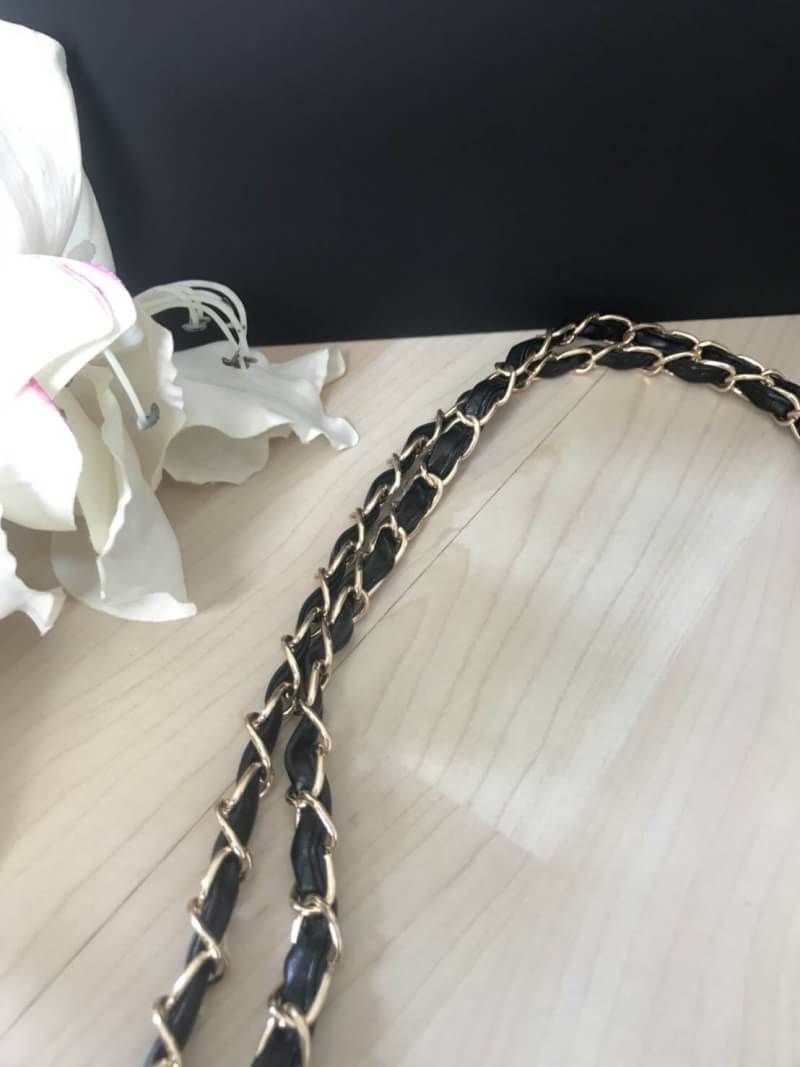 New Gorgeous☆☆ กระเป๋าใบใหญ่ทรง Tote จากแบรนด์ Chanel VIP gift Bag ทำจากผ้าหนา Polyester ฐานล่างกระเป๋าทำจากหนังแก้วผิวมันเงา สวยหรู สกรีนโลโก้ชาแนลหน้าหลัง หัวซิปปั้มโลโก้ ด้านในเป็นช่องกว้าง และมีอีกหนึ่งช่องเก็บของ รุ่นนี้สะพายไหล่เป็นสาย