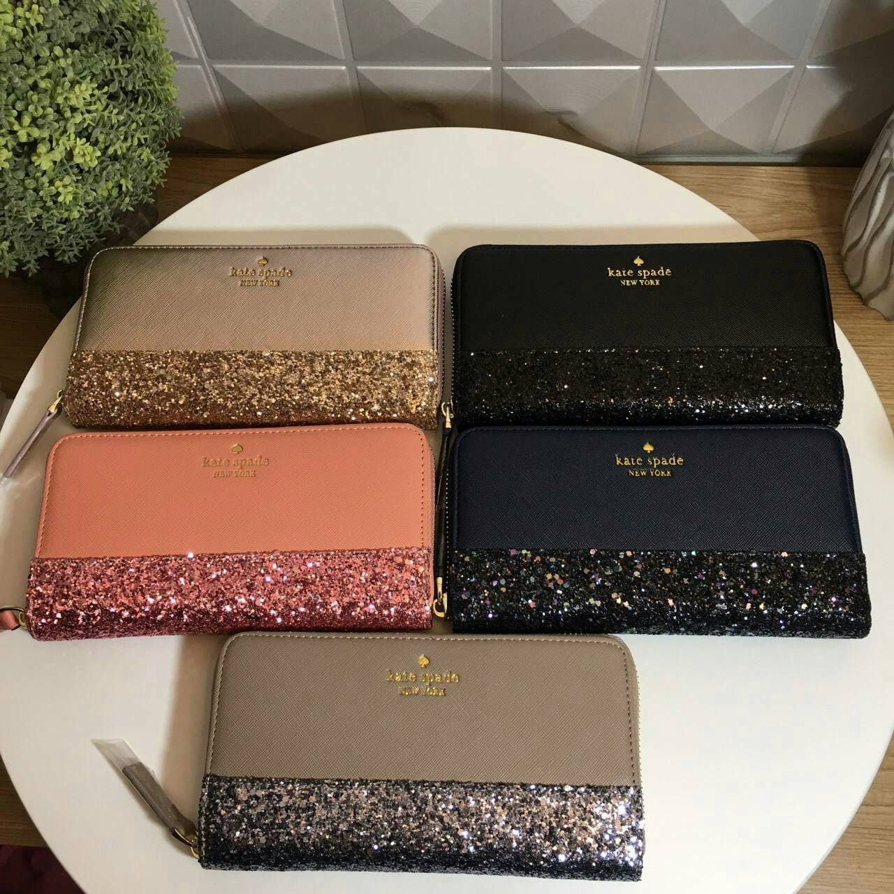 KATE SPADE LONG WALLET กระเป๋าสตางค์ใบยาวรุ่นใหม่ล่าสุดหนัง Saffiano สไตล์ PRADA สวยน่าใช้ตัวกระเป๋าตกแต่งด้วยกลิทเตอร์ ภายในมีช่องซิป1ช่อง และช่องใส่บัตรหลายช่อง ใส่เหรียญ บัตรได้เยอะ ตัวจริงสวยน่าใช้มากค่ะ