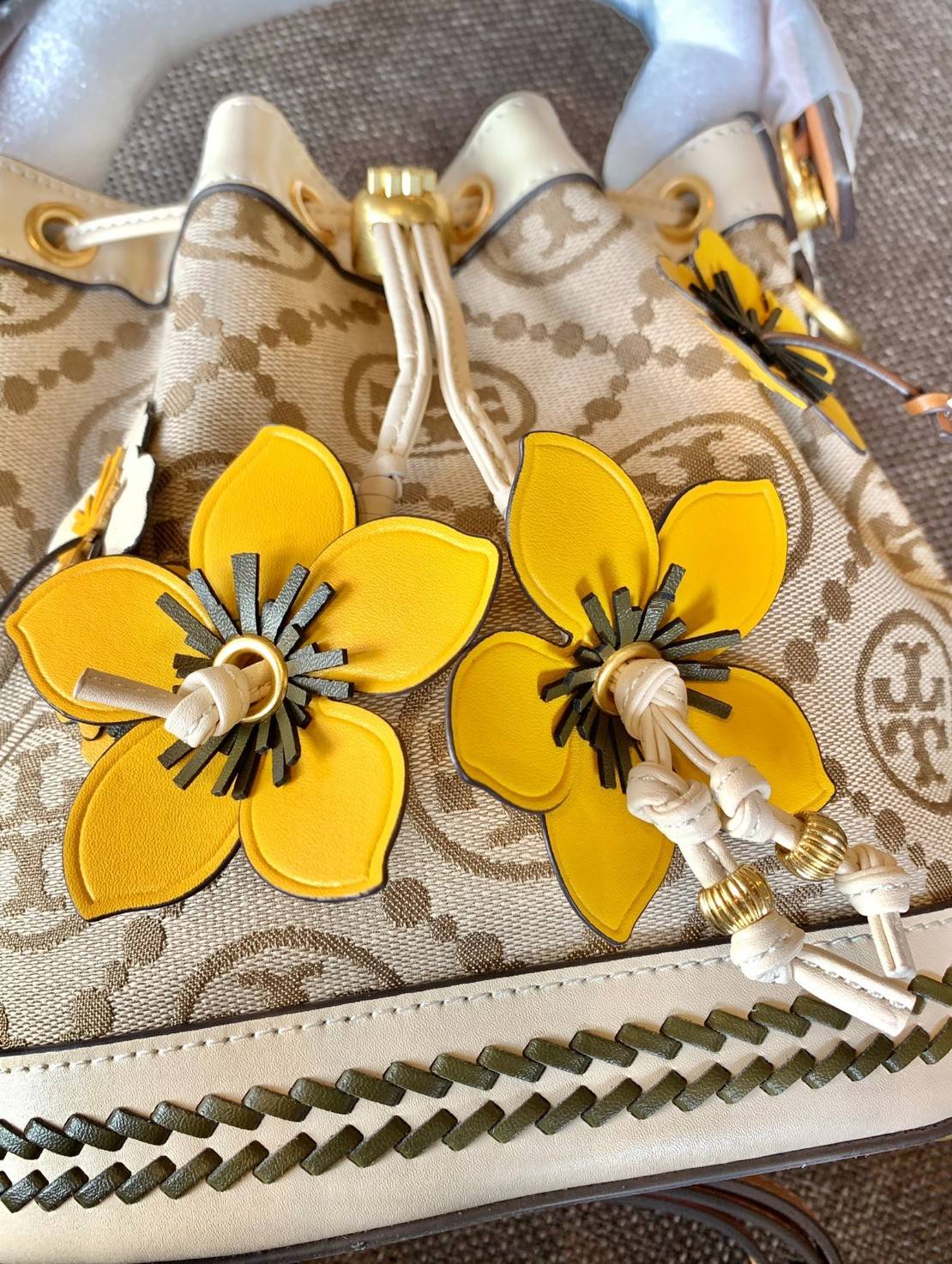 สวยโดดเด่น แต่แฝงความร่วมสมัยค่ะ! TORY BURCH CASUAL STYLE 3WAY LEATHER PURSES ELEGANT CROSSBODY((88963)) 🌼🌼🌼 พร้อมส่ง ห้ามพลาดเลยจริงๆค่ะ! กระเป๋าทรงถัง วัสดุ Jacquardทอล่ยแบรนด์+ขอบหนังแท้ เพิ่มดีเทลแบบถุกเข้ามาได้สวยโดดเด่น สะดุด