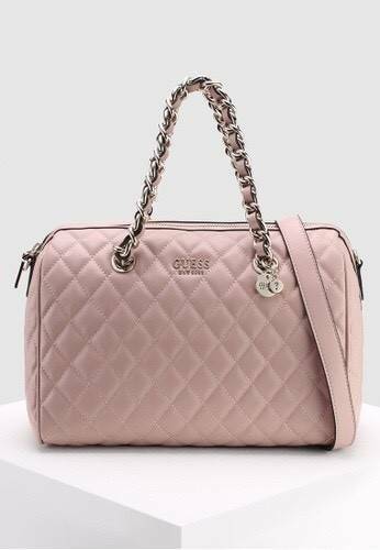 GUESS WOMEN’S BOWLING BAG กระเป๋าสะพายทรง Bowling รุ่นใหม่ล่าสุดจาก GUESS FACTORY หนังนิ่มลายตารางสวยอยู่ทรงใบใหญ่กำลังดี ด้านหน้าประดับโลโก้หูหิ้วโซ่ร้อยหนังสะพายไหล่ได้เเข็งแรงรับน้ำหนักได้เยอะ เปิดปิดด้วยซิปสะดวกใช้ มีหมุดรองฐานกันรอย ภายในมีช่องซิปและ
