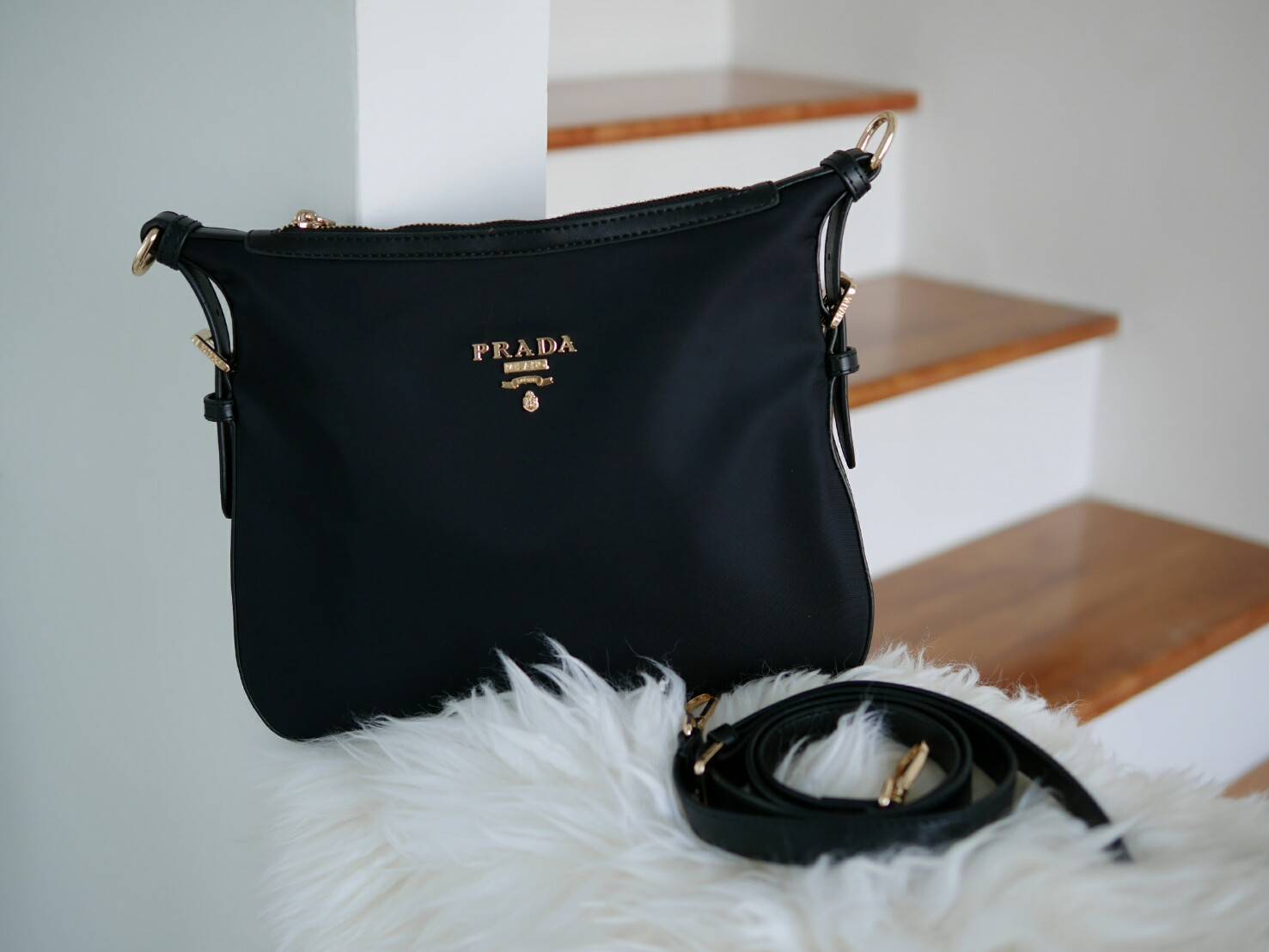 Prada Tessuto Saffiano Nylon and Leather Crossbody Messenger Bag กระเป๋าสะพาย ทรงสวย ดูโดดเด่น จากแบรนด์ Prada แท้ 100% ทำจากวัสดุผ้าไนล่อน เนื้อหนา คุณภาพดี อะไหล่ทอง สวยหรูดูแพง ซับในพิมพ์ลายแบรนด์สวยๆ ตามแบบฉบับแบรนด์ ใส่ IPad, เครื่องสำอางค์, กระเป๋าส