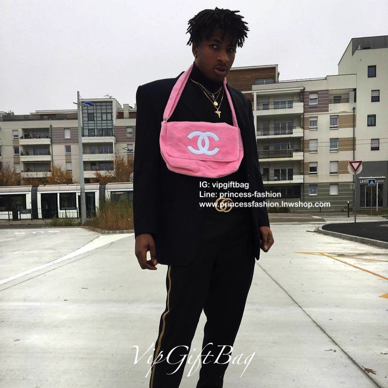 ชมพู MUST HAVE ITEM 2019 !! รุ่นยอดฮิตของ **วัยรุ่นสายสตรีท ทั่วโลก จากงาน CHANEL VIP GIFT **ของแท้100% **มีป้ายNOTFORSALE เป็นกระเป๋า ใบสวยรุ่นหายาก ขนาดกำลังดี ใช้ได้ทั้งหญิงชายเลยค่ะ ขนเฟอร์นิ่มมากกก เก็บของอย่างดี น้ำหนักเบา ด้านในมีช่องใส่ของจุกจิก M