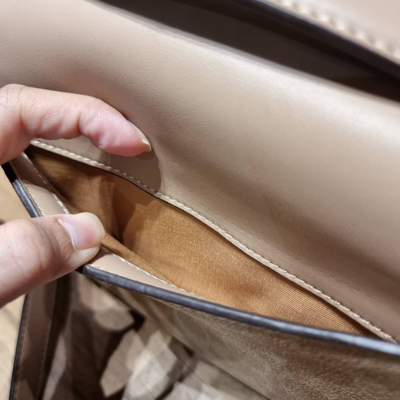 COACH 68349 CASSIE CROSSBODY IN SIGNATURE CANVAS เรียบหรู ดูดี ก็ต้องไอเท็มนี้ไม่อยากให้พลาด!! พาสเทลละมุนมากๆ สะพายแล้วดูแพงมากๆ สวยเลิศ กระเป๋าถือ/สะพายข้าง วัสดุหนังแคนวาสสลับหนังแท้ เปิด-ปิดด้วยตัวบิดล็อคแน่นหนา ภายในแบ่งสัดส่วนอย่างดี ใส่ของได้ครบสบา