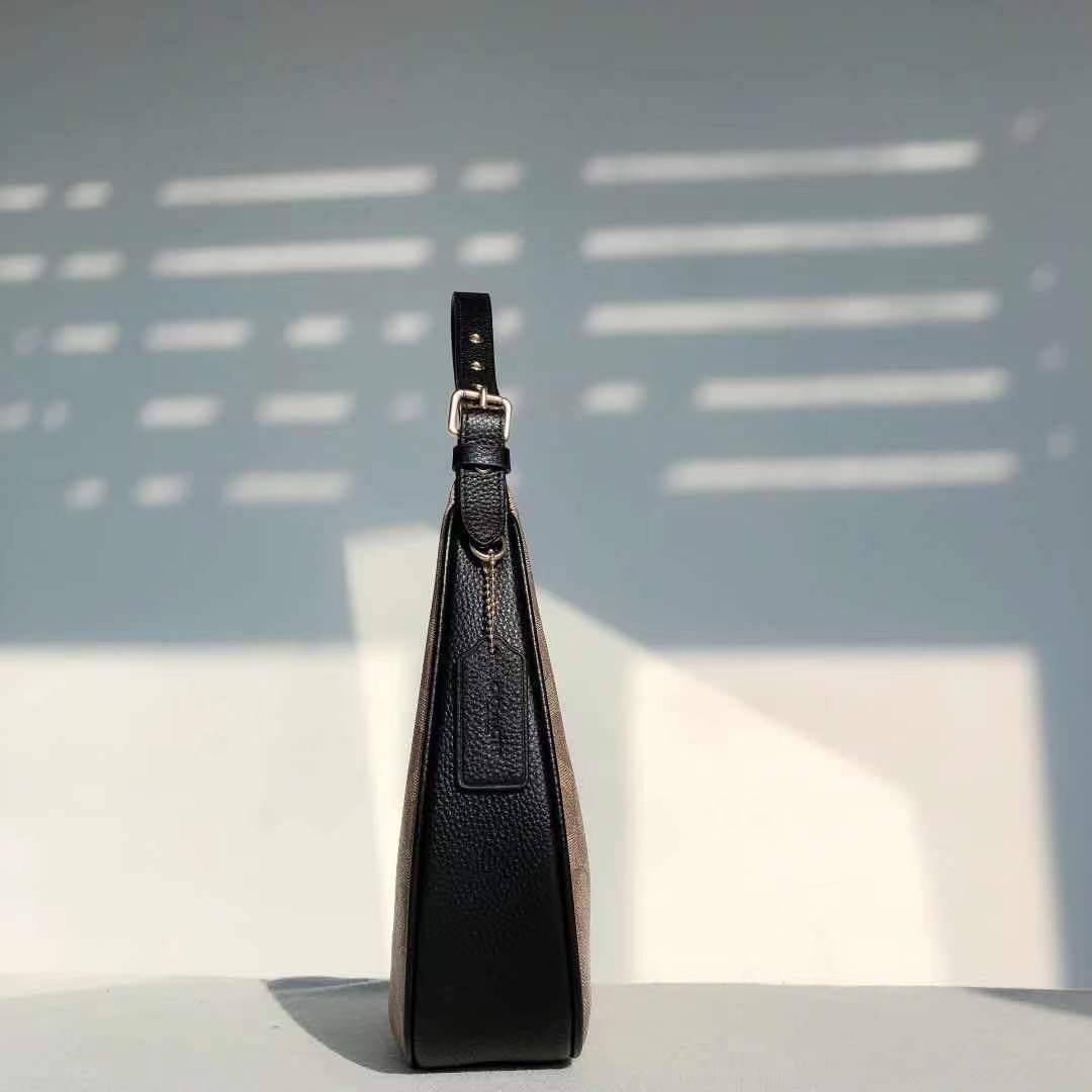 COACH BAILEY HOBO WITH WHIPSTITCH ((C4108//C1322)) พร้อมส่งที่ไทย!! สวยจริงไม่จกตาแน่นอนค่าา กระเป๋าทรงโค้ง ใช้แบบหิ้วหรือคล้องไหล่ก็ดูดี ใช้วัสดุหนังแท้ชั้นดี หนังสวยมากๆค่ะ ด้านหน้าใช้อะไหล่แบรนด์ตัวใหญ่ หรู ดูสะดุดตามีเดียว