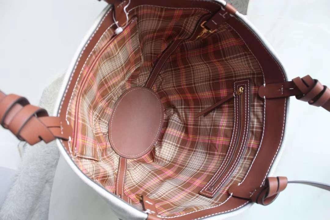 Tory Burch Small Canvas Round Tote กระเป๋าถือหรือสะพายไหล่ วัสดุผ้าcanvas รูปทรงโค้งมน ด้านในโล่ง มี1ช่องซิปและ1ช่องเล็ก น้ำหนักเบา จุของได้เยอะ มาใหม่ล่าสุดไม่ควรพลาดเลยค่า