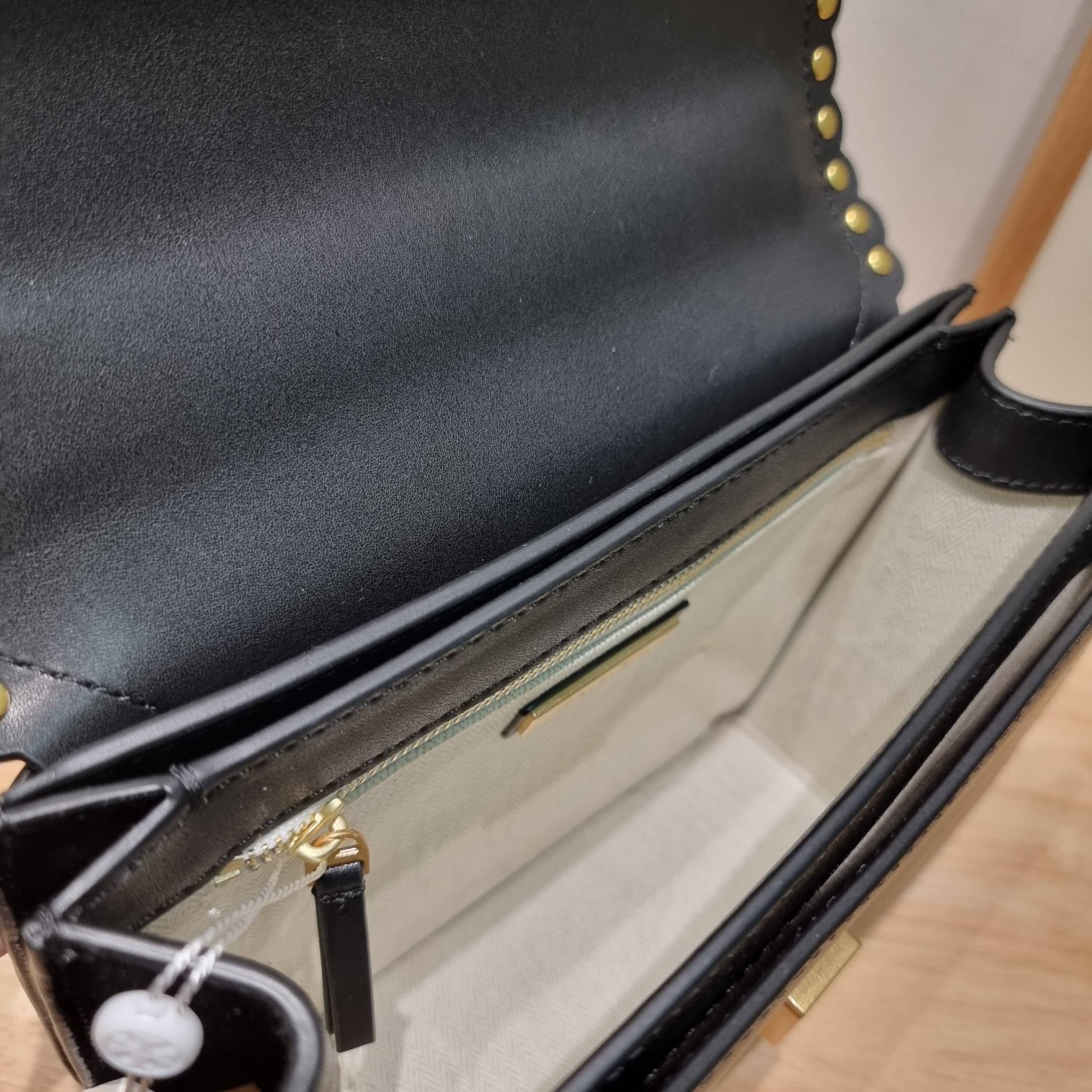 TORY BURCH BRITTEN STUDDED CROSSBODY BAG / Tory Britten Small Adjustable Shoulder Bag คอลเลคชั่นผู้ดี ดีไซน์ใหม่ล่าสุด กระเป๋าสะพายตัวท็อป ที่ตกแต่งด้วยโลโก้และหมุดสวยงาม เพิ่มดีเทลเป็นกิมมิคไม่ซ้ำใคร สายสะพายก็เลิศ