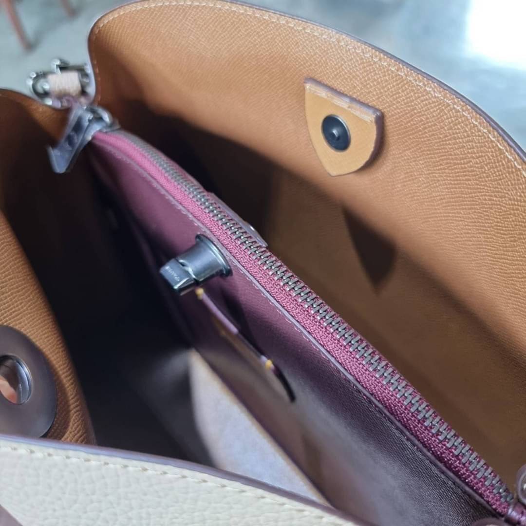 COACH WILLOW SHOULDER BAG ((C2745//C2590//C2621)) พร้อมส่งที่ไทย รุ่นแนะนำค่ะ🔥🔥 🔺กระเป๋าหิ้ว//คล้องไหล่//สะพายข้าง สุดคุ้ม! หนังแท้ชั้นดี ได้ไปหลงรักแน่นอนค่ะ หนังสวยมากๆ😘 🔺ตัวกระเป๋าแบ่งเป็นสองช่องหลัก ด้านนึงเป็นแ