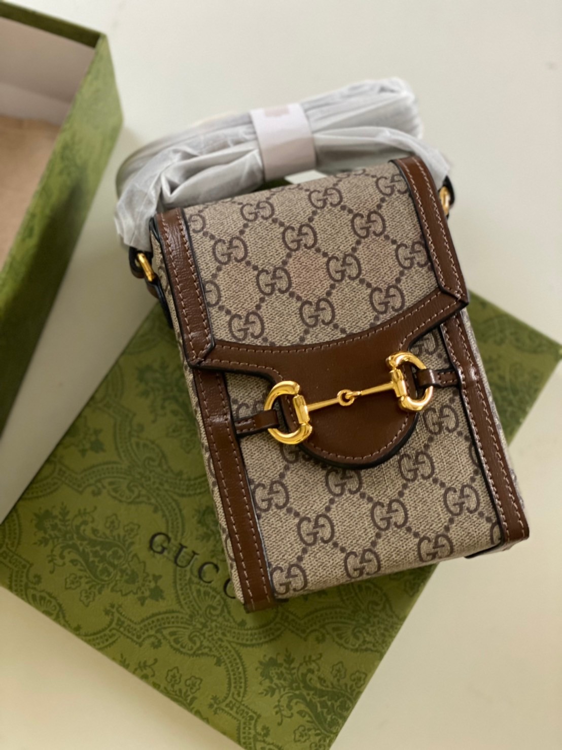 Gucci Horsebit 1955 mini bag / Gucci Phone Bag ออริจินอล รุ่นยอดฮิต ไซส์มินิ ที่ใครๆก็ต้องรู้จัก!! กับกระเป๋าขนาดมินิในรูปแบบผ้าแจ็คการ์ดสีขาวงาช้างและน้ำเงิน ได้รับแรงบันดาลใจมาจากดีไซน์ดั้งเดิม ซึ่งแอคเซสเซอรี่นี้โดดเด่นด้วยรายละเอียดดั้งเดิมที่ทันสมัยโ