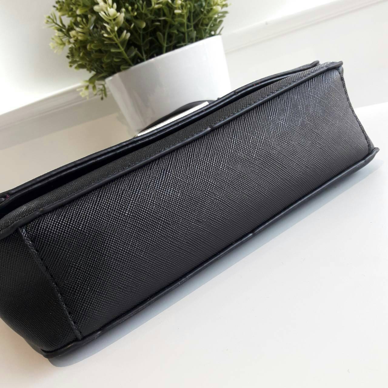 VICTORIA SECRET CLUTH & CROSSBODY BAG กระเป๋าสะพายข้าง แบบเรียบหรู วัสดุทำจากหนัง PU น้ำหนักเบา ด้านในมีช่องใส่ของหลักพร้อมช่องซิป ด้านหลังมีช่องเล็กอีก 1 ช่อง สายสะพายสามารถถอดออกหรือปรับระดับได้ ด้านในใส่กปต.ยาว + มือถือได้ทุกรุ่น ใบนี้แนะนำเลยค้า