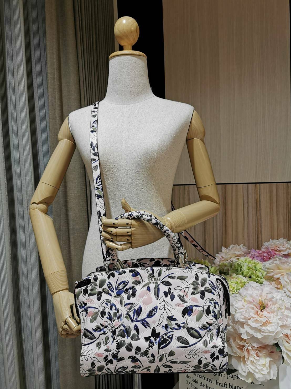 GUESS WOMAN CROSS BODY BAG กระเป๋าถือ/สะพายรุ่นใหม่ล่าสุดจาก GUESS FACTORY หนังสวยอยู่ทรงขนาดกำลังดี น้ำหนักเบา ด้านหน้าประดับโลโก้แบรนด์เปิดปิดด้วยซิปสะดวกใช้ ด้านข้างมีกระดุมปรับขยาย ภายในมีโลโก้ ช่องซิปและช่องใส่ของ ซับในพิมพ์แบรนด์ ใส่กระเป๋าสตางค์ มื