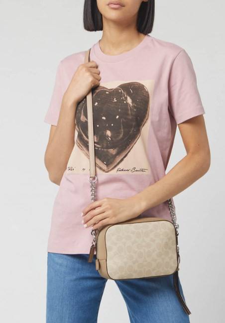 COACH SIGNATURE CROSSBODY BOX BAG ((F31208)) 🔺สินค้าขายดี กระเป๋าสะพายวัสดุหนังแท้ จาก coach factory outlet หนังนิ่ม ทรงสวย ตัวกระเป๋าลายแบรนด์ ตัดขอบหนังเรียบได้สวยงามค่ะ ด้านหน้า-หลัง มีช่องสำหรับใส่ของ เปิดปิดกระเป๋าแบบซิป ที่จับเป็นพวงหนังอะไห