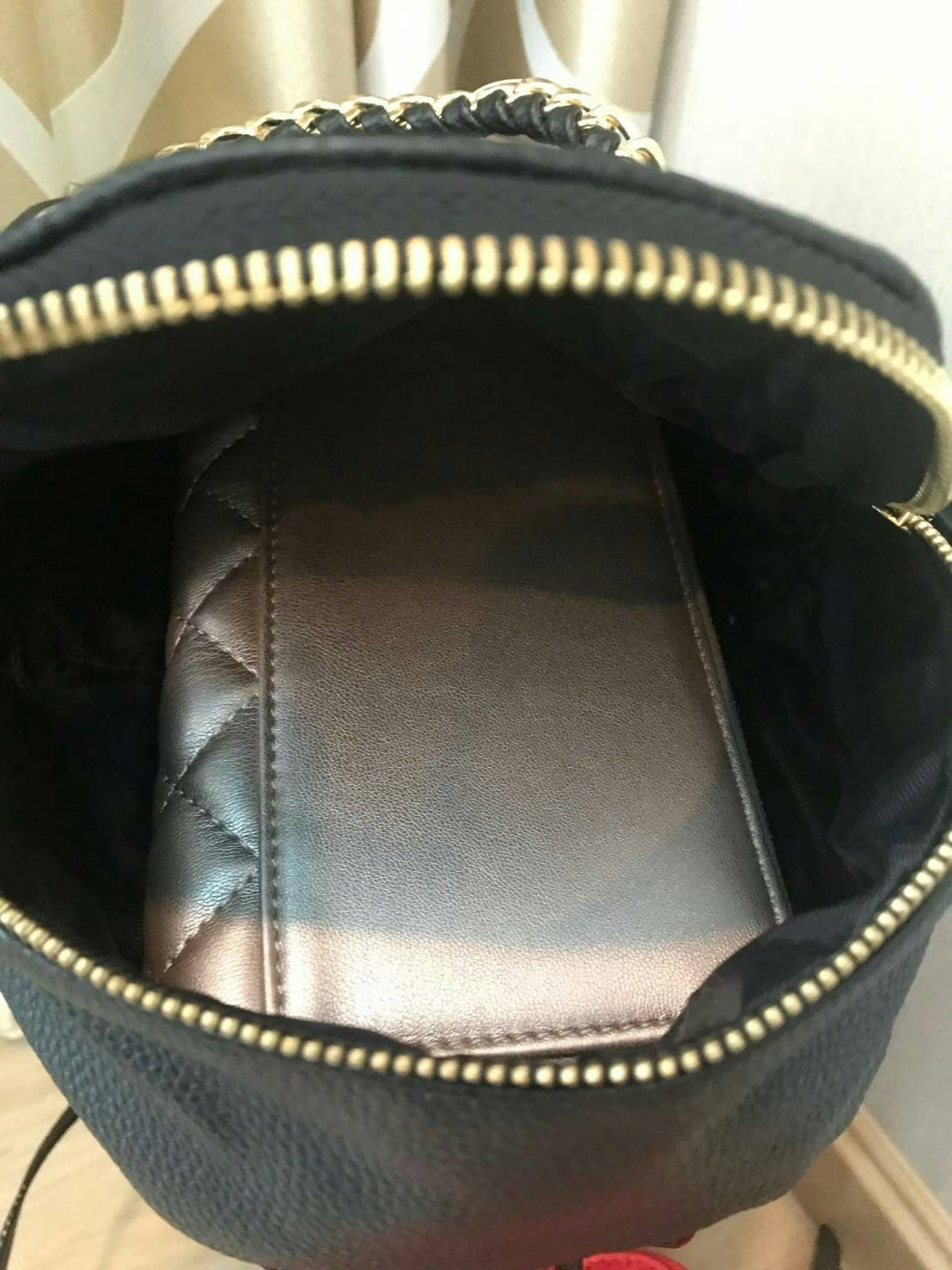 Victoria’s Secret Pebbled V-Quilt Small City Backpack กระเป๋าเป้สไตล์คลาสสิค วัสดุลายหนังแกะเทียม หนังนิ่ม เปิดปิดด้วยซิปคู่ ภายในบุผ้าสกรีนโลโก้ ใส่มินิไอแพค กระเป๋าสตางค์ยาวได้ สายสะพายโซ่ต่อหนังปรับระดับได้ ด้านหน้ามีช่องซิปร้อยหนังเส้นยาวดูมีดีเทล สะพ