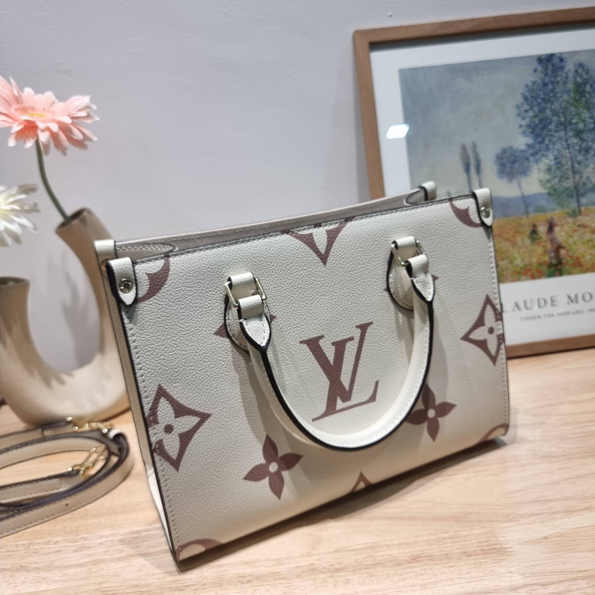 LV Onthego / LV crossbody tote bag กระเป๋าทรงโท้ทเวอร์ชั่นดั้งเดิม ที่คลาสสิค ผู้ดี หรูหรา โทนสีใช้งานง่าย ได้ทุกลุค ทุกสไตล์ วัสดุหนังลูกวัว ผิวลายเกรน มาพร้อมหูจับในตัว คล้องแขนก็ดูแพง หรือจะเกี่ยวสายครอสสะพายก็อัพลุคได้เลย ภายในโล่งกว้างมาก มีอะไหล่เกี