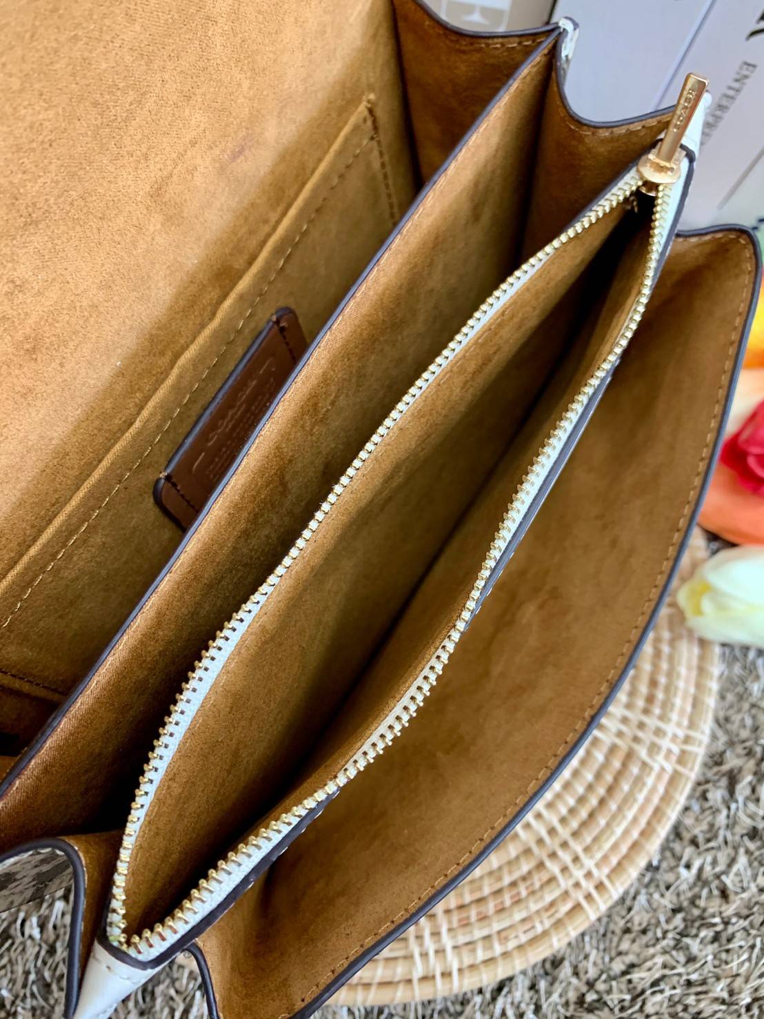 พร้อมส่งถึง8สี ห้ามพลาดค่ะ! COACH KLARE CROSSBODY BAG ((91019//91174//90400//1424//90635)) พร้อมส่งที่ไทย กระเป๋าสะพายครอสบอดี้ร์หรือสามารถทบเป็นสายคู่คล้องไหล่ได้ด้วยค่ะ หนังแท้ แต่ละสีทำลายหนังได้สวยงามแตกต่างกันออกไปนะคะ ✔️ห้อยด้วยป้ายแบรนด์แบบโ