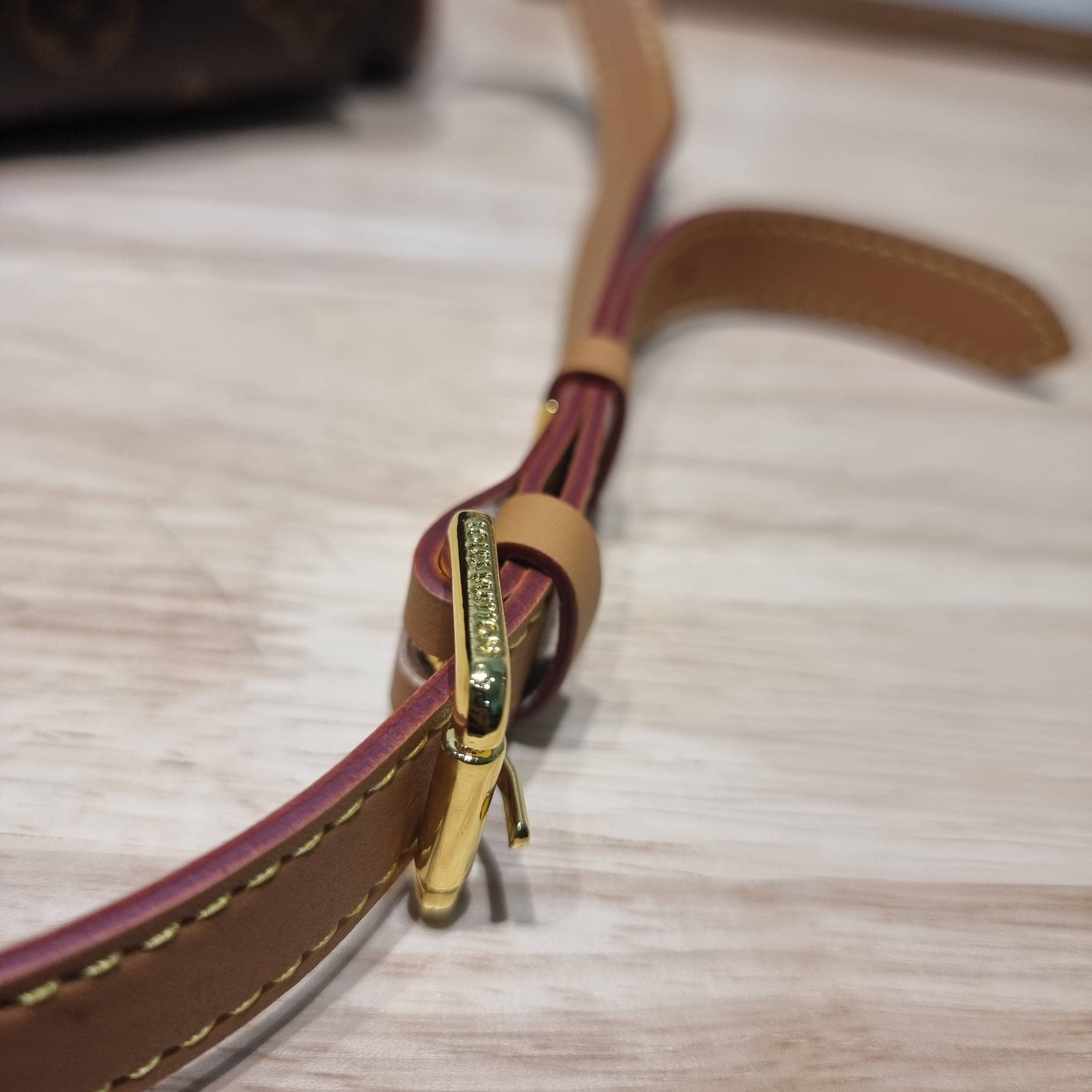 LV Manhattan Pm Monogram Handbag / LV MANHATTAN HANDBAG กระเป๋าถือทรงผู้ดี คลาสสิค สวยหรู ไซส์กำลังสวย ราคาแสนดี ดีไซน์ตกแต่งกระเป๋าเล็กด้านหน้า ใส่ของจุกจิกได้