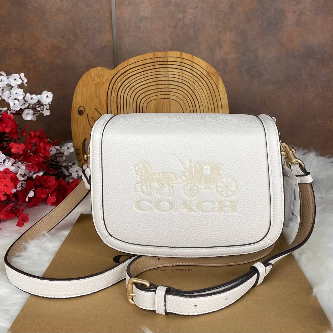 OUTLET 】COACH SADDLE BAG WITH HORSE AND CARRIAGE (COACH C4058) หนังกรวดละเอียดภายในกระเป๋ามัลติฟังก์ชั่น กระดุมแม่เหล็ก ซับในผ้านอกกระเป๋าเปิด สายสะพายถอดได้ สายสะพายยาว 22" สำหรับสะพายไหล่หรือ crossbody