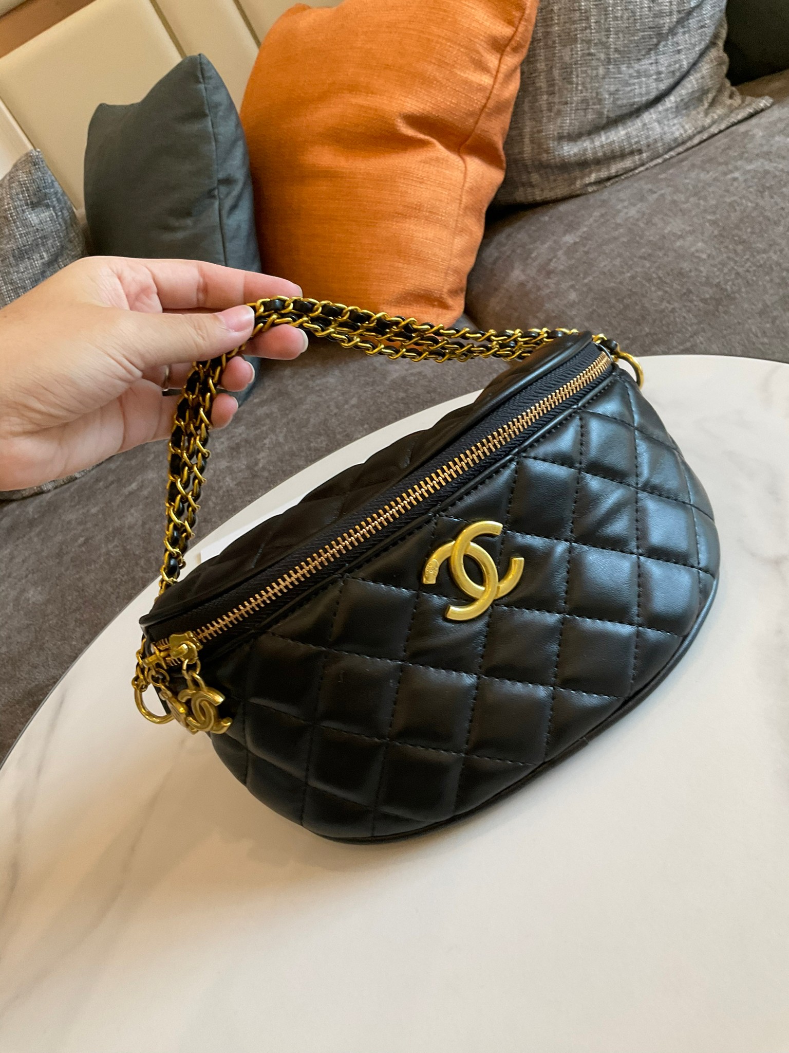 Chanel Belt bag black / CHANEL VIP GIFT CAVIER BAG CHANEL VIP GIFT BAG กระเป๋าคาดอกสุดเก๋ ที่กำลังมาแรงมาในตอนนี้ ตัวกระเป๋าเป็นหนังพียูพรีเมี่ยม อะไหล่ทองวินเทจทั้งใบ ด้านหน้าประดับโลโก้แบรนด์ เปิดปิดด้วยซิปยาว ด้านในใส่กระเป๋าสตางค์สั้นได้ มาพร้อมสายยาว